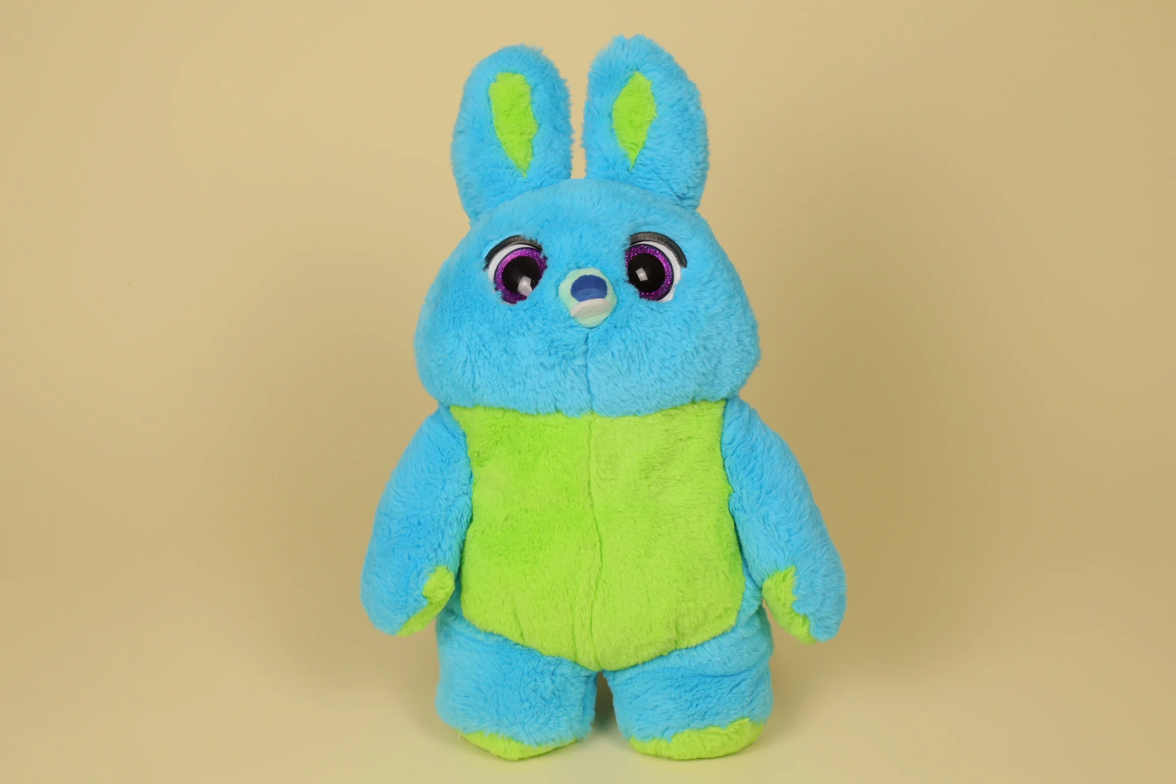 Grande peluche du lapin Bunny de Toy Story 4 mesurant 42 cm de haut de couleur vert menthe et bleu fluo marque Disney Pixar