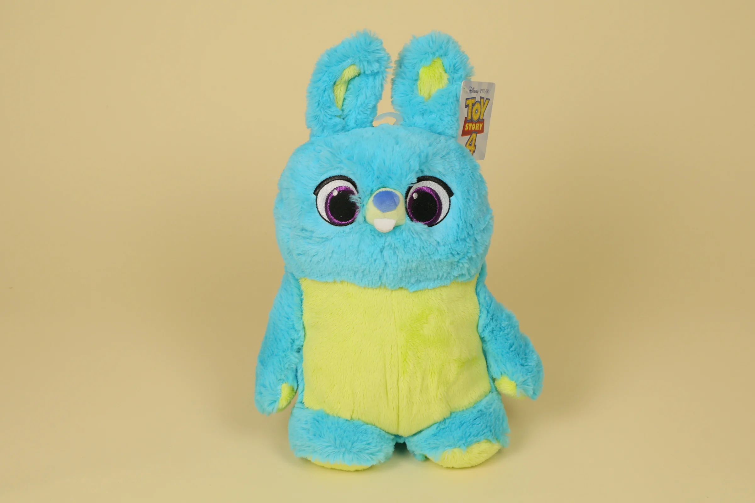 Peluche du lapin Bunny de Toy Story 4 mesurant 32 cm de couleur bleu électrique et vert menthe fluo de la marque Disney Nicotoy