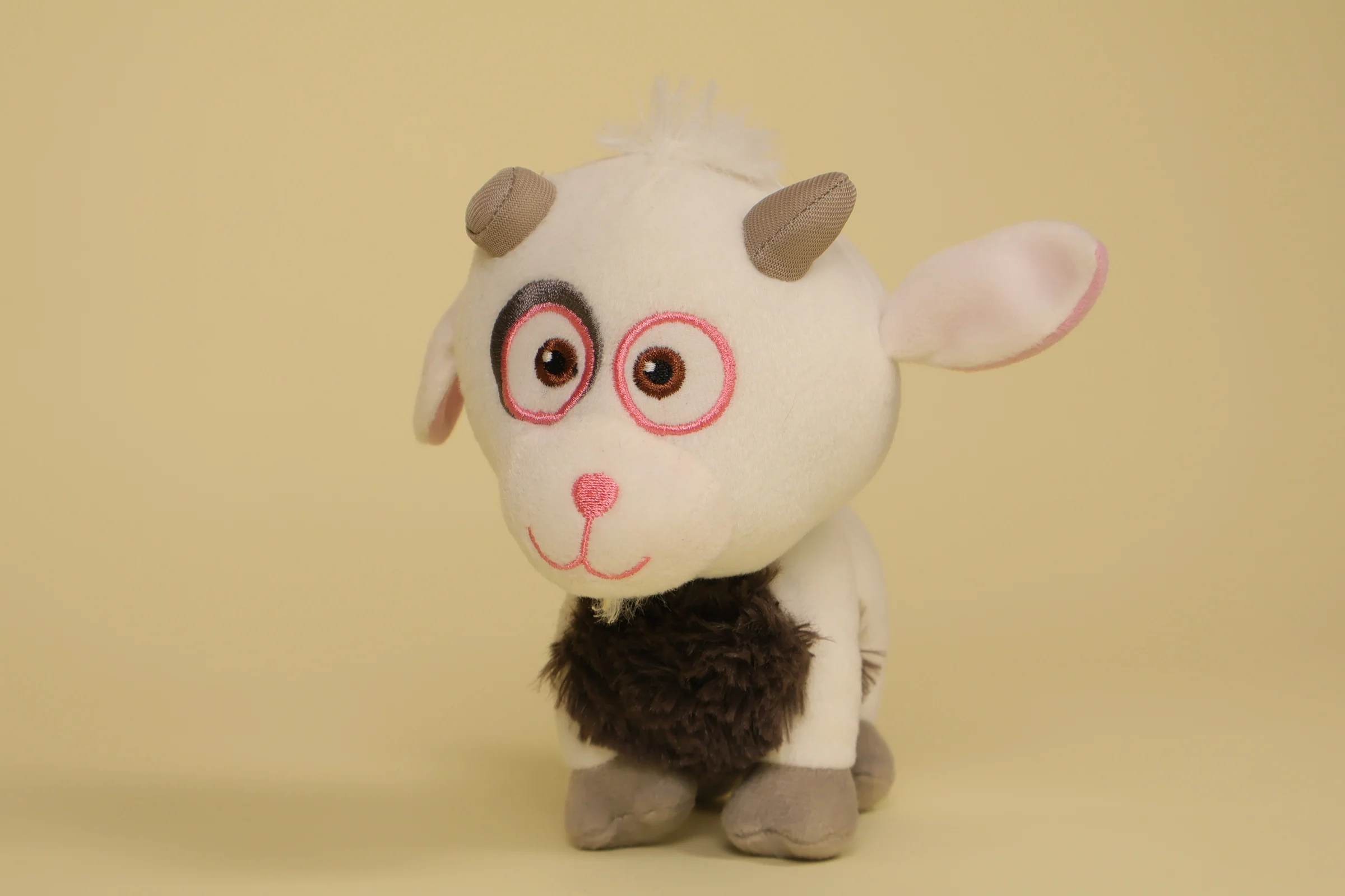Petite peluche chèvre blanche Lucky du film Moi Moche et Méchant 3 mesurant 15 cm de haut avec une corne de la marque Whitehouse Leisure