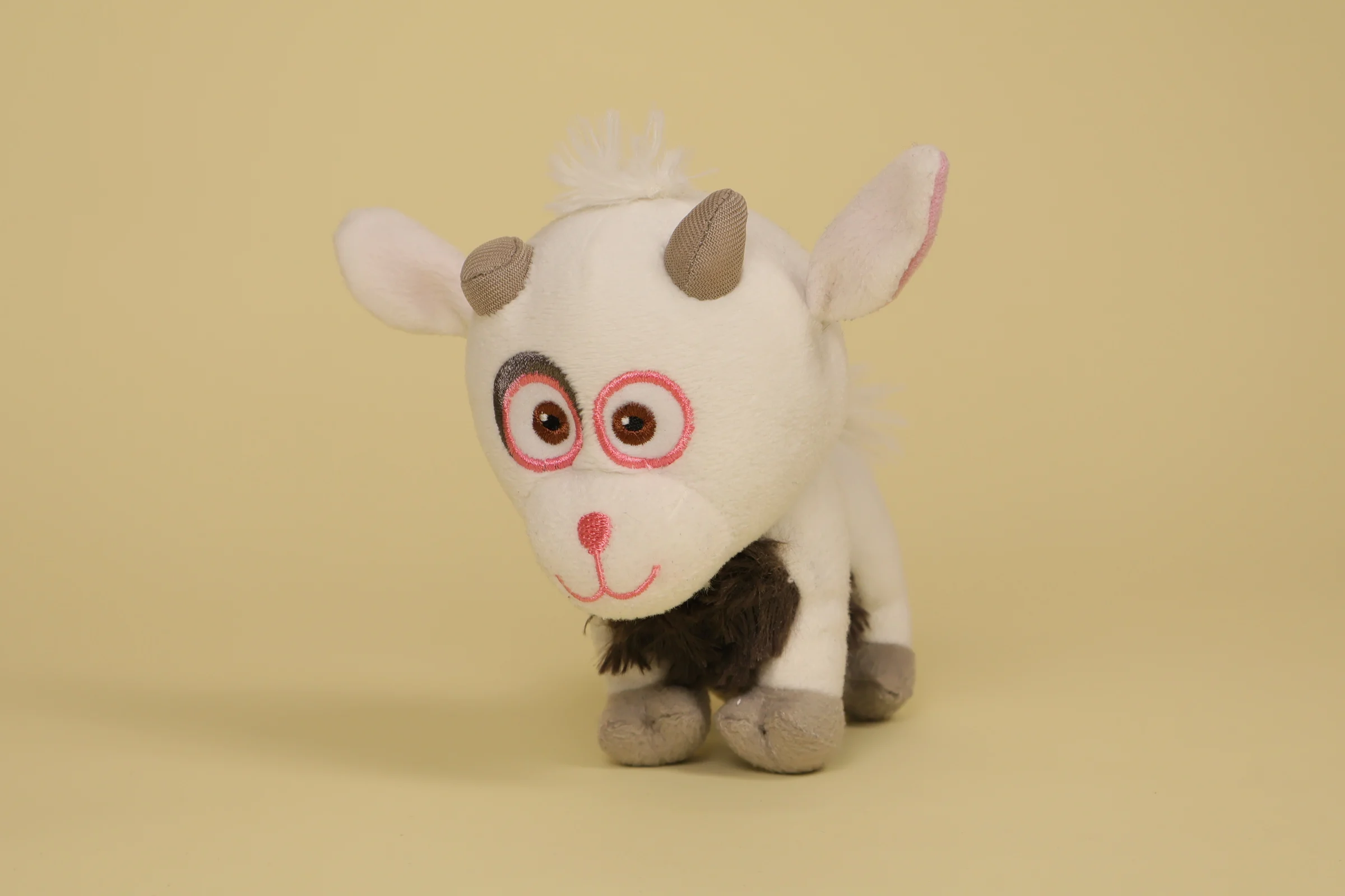 Peluche chèvre blanche Lucky de 18 cm de haut issue du film Moi Moche et Méchant 3 avec une corne marque Whitehouse Leisure