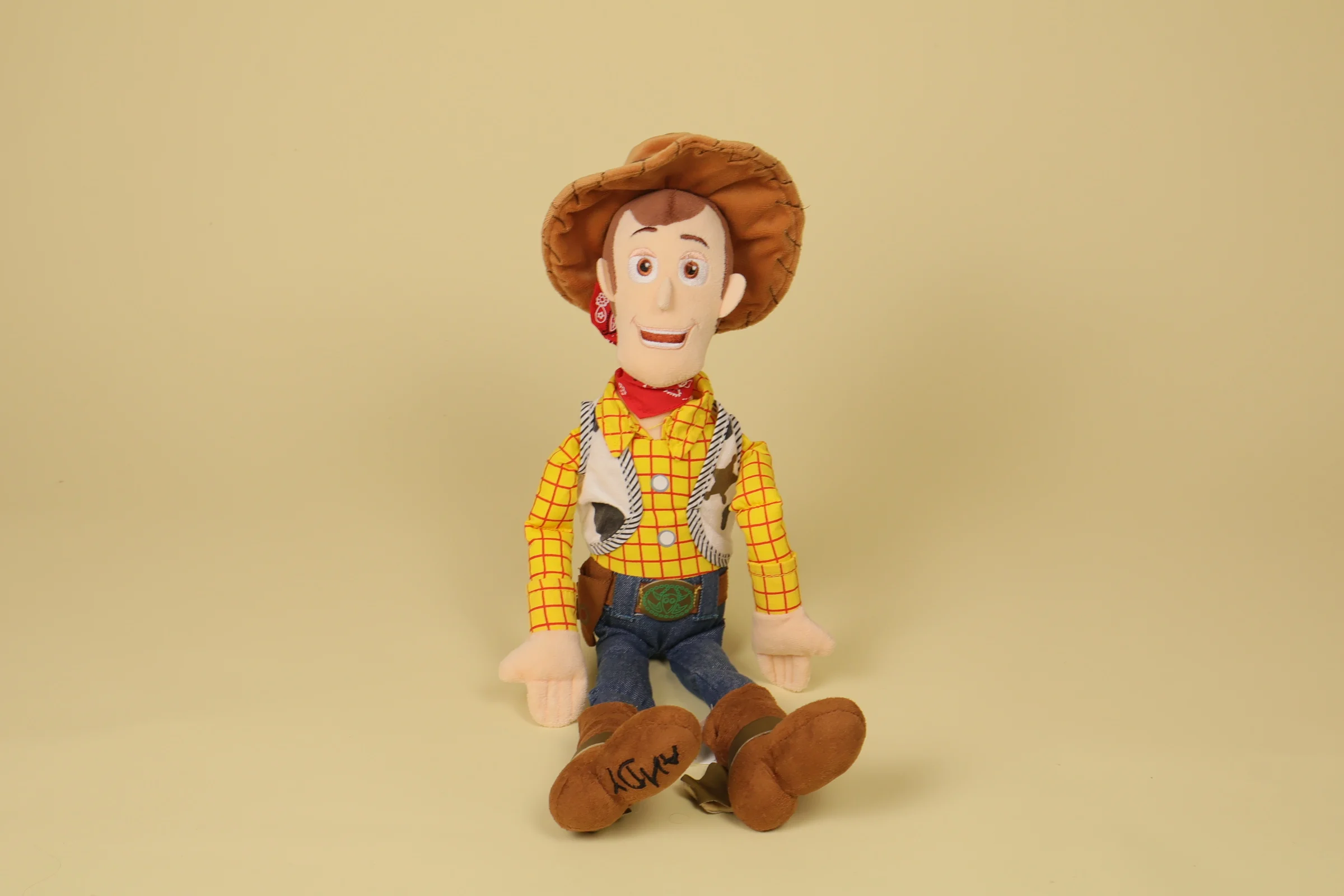 Grande peluche poupée de chiffon du shérif Woody de Toy Story mesurant 48 cm de haut avec son chapeau et sa chemise jaune de la marque Disney Store