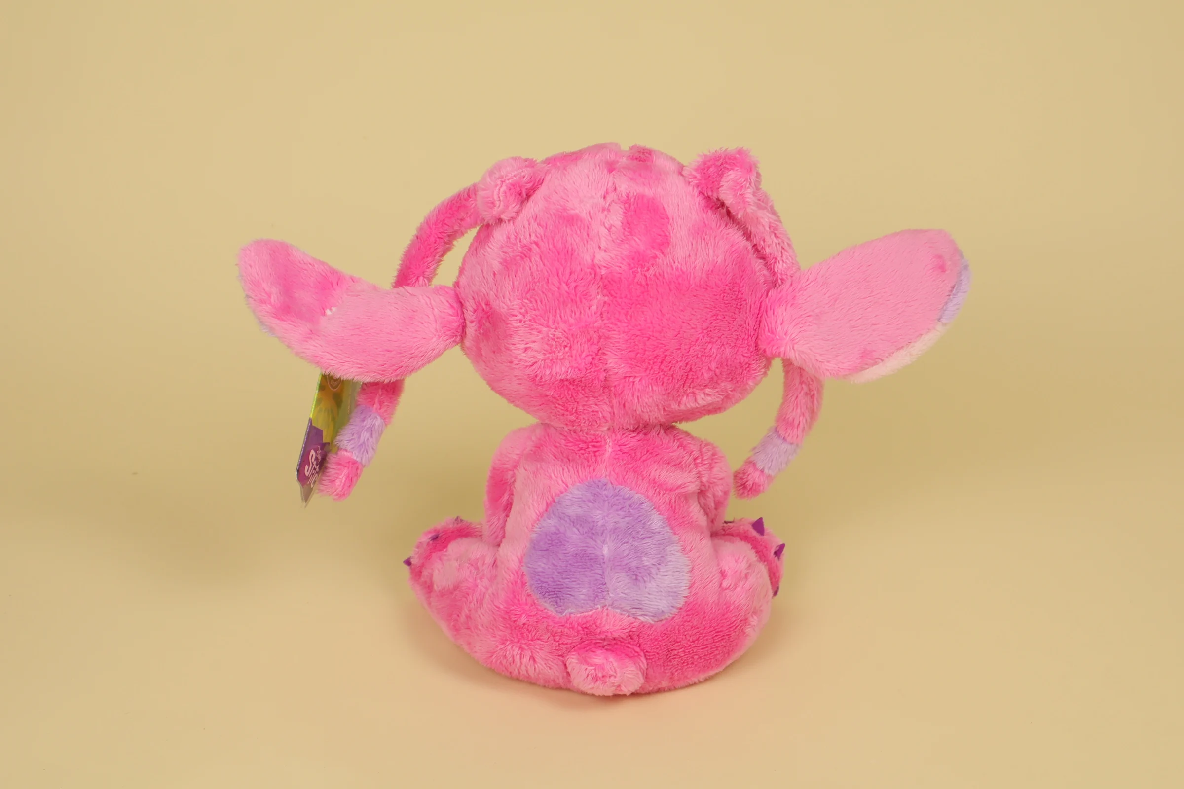 dos Peluche Angel rose en position assise de 24 cm de la marque Simba Toys Disney neuf