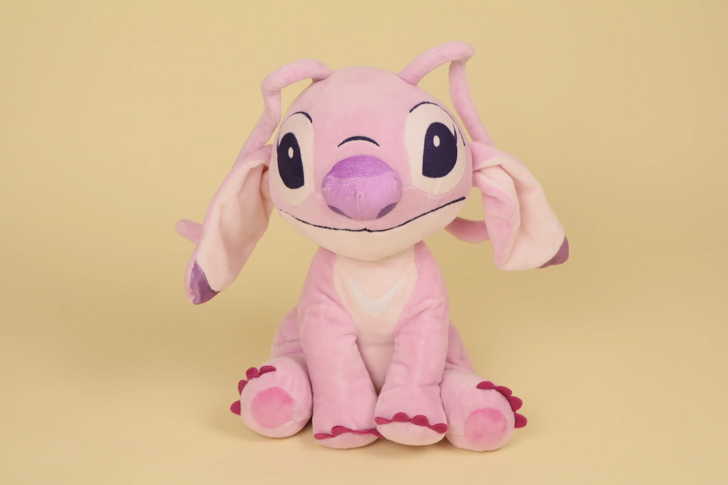 Peluche Angel rose clair mesurant 29 cm de la marque Disney Play by Play