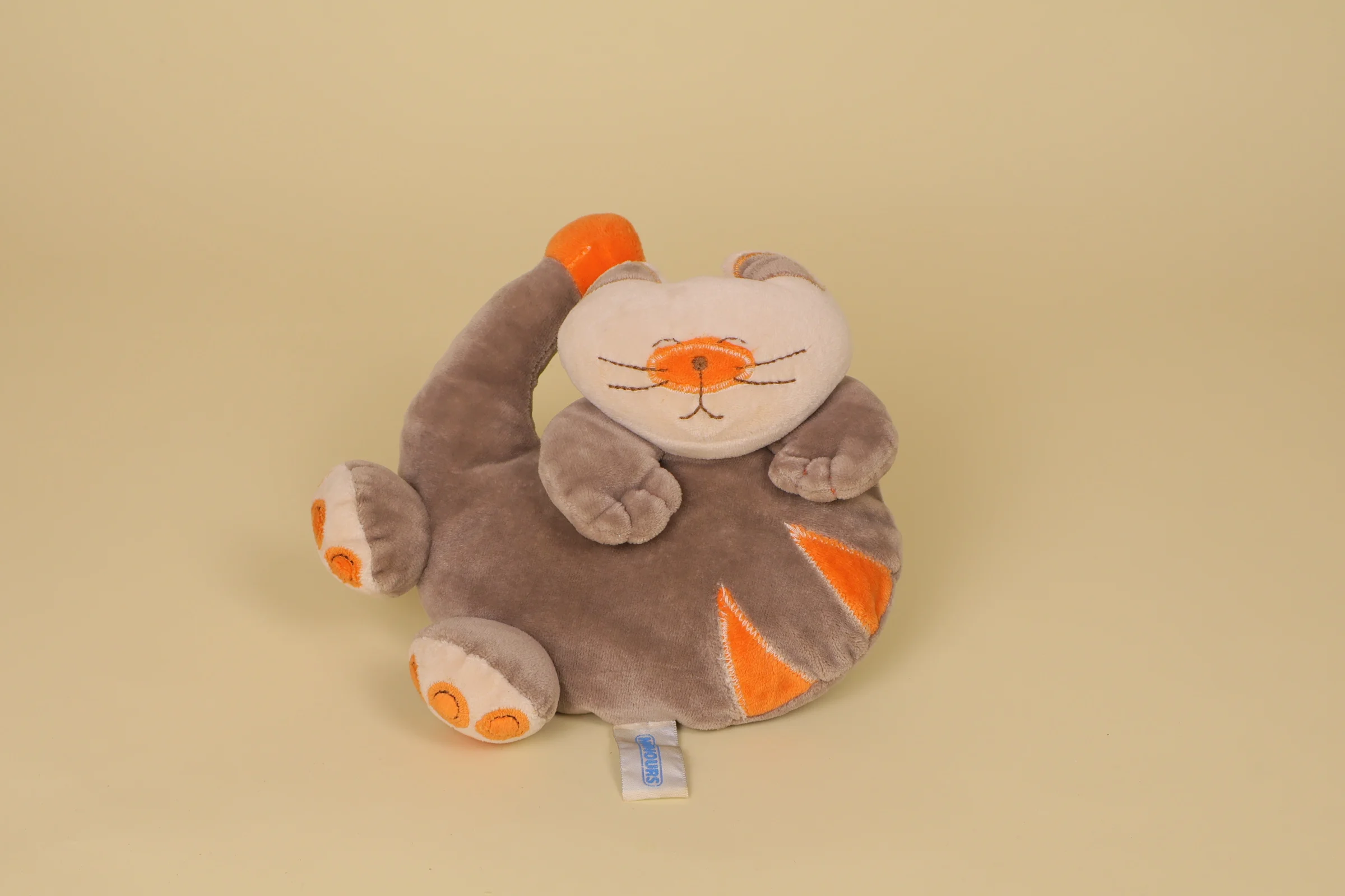 Doudou chat semi plat marron et orange avec grelot marque Nounours