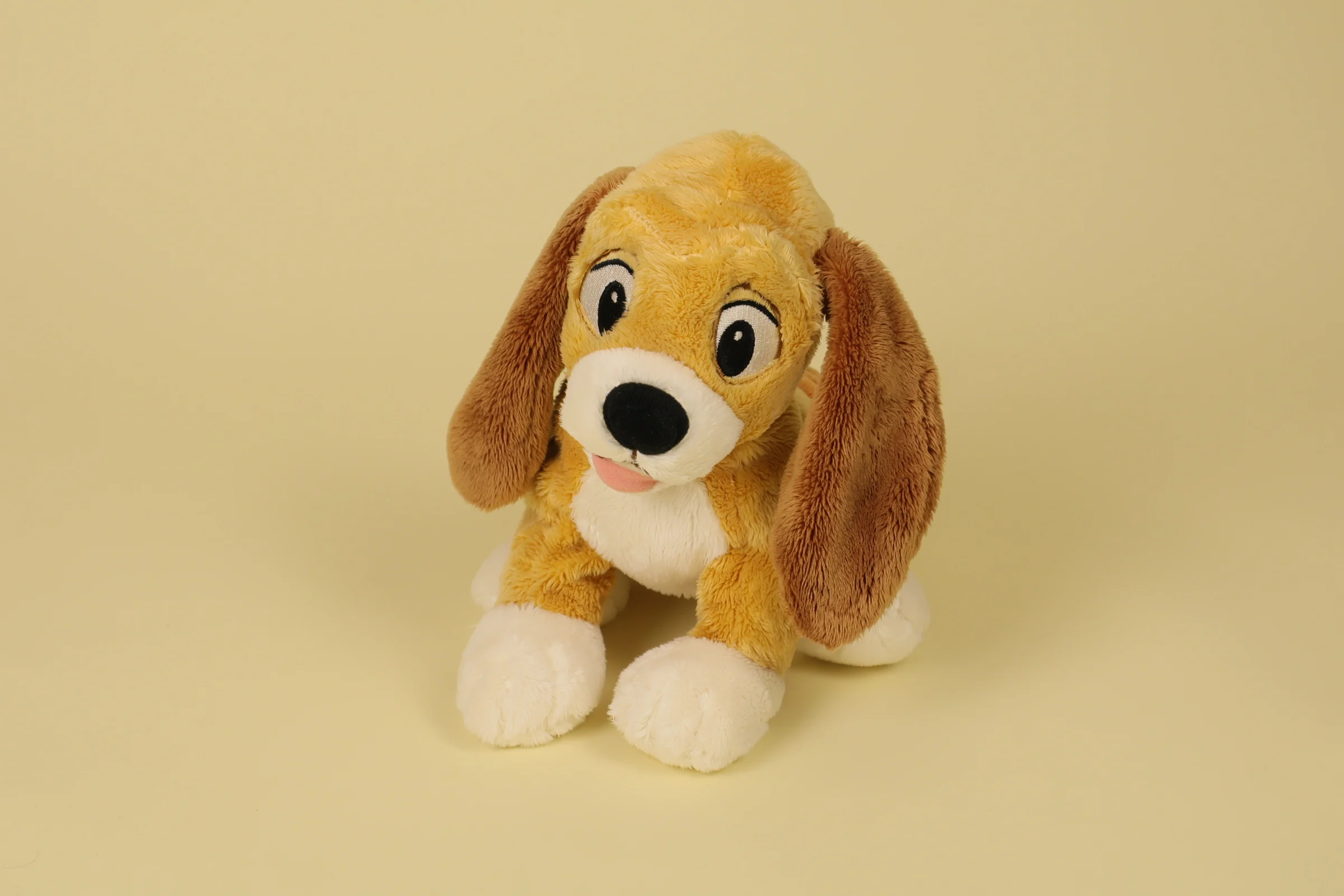 Peluche chien Rouky héros du dessin animé Rox et Rouky mesurant 29 cm de long de la marque Disneyland Paris