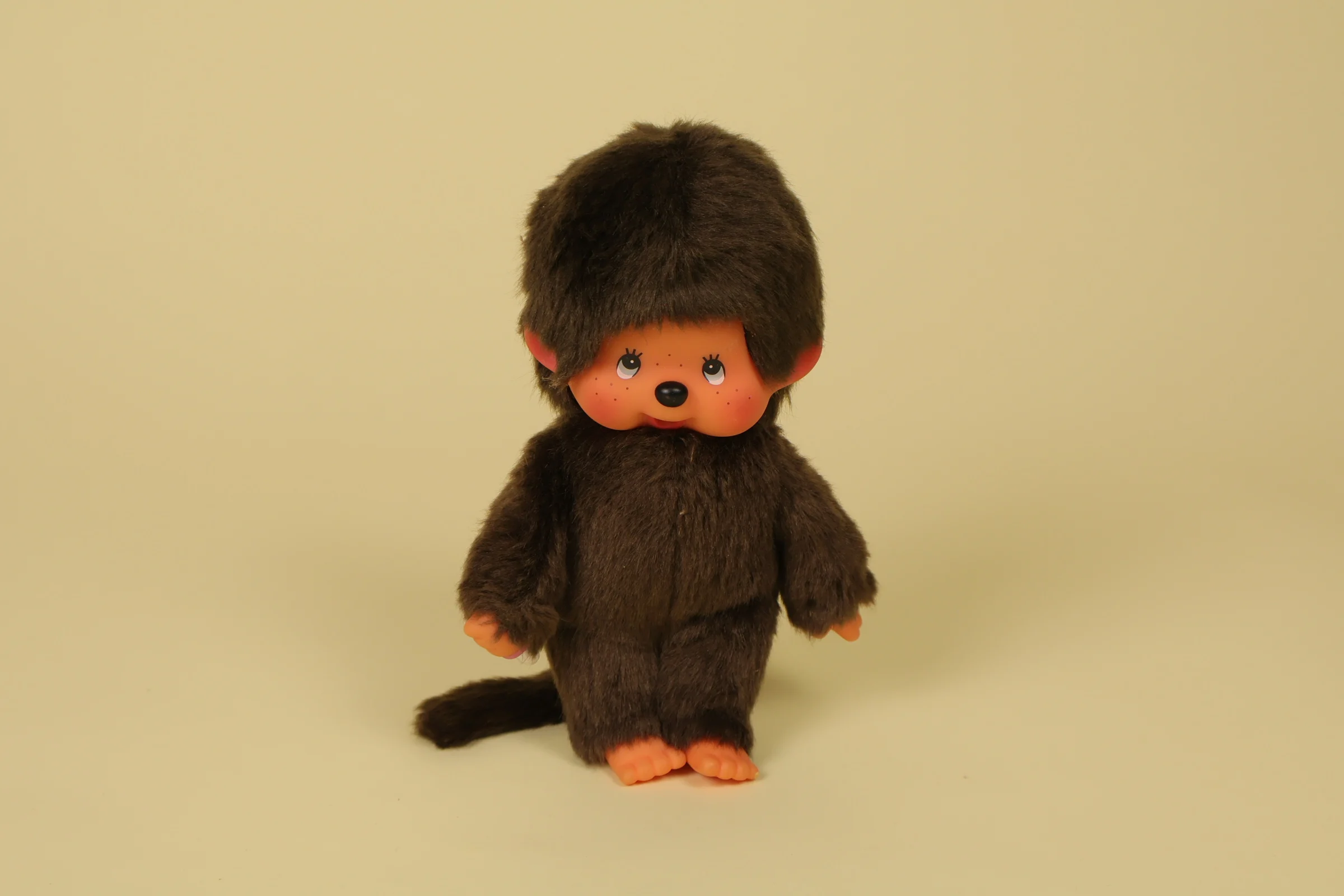Peluche Kiki singe Monchhichi classique mesurant 18 cm de haut de la marque Sekiguch