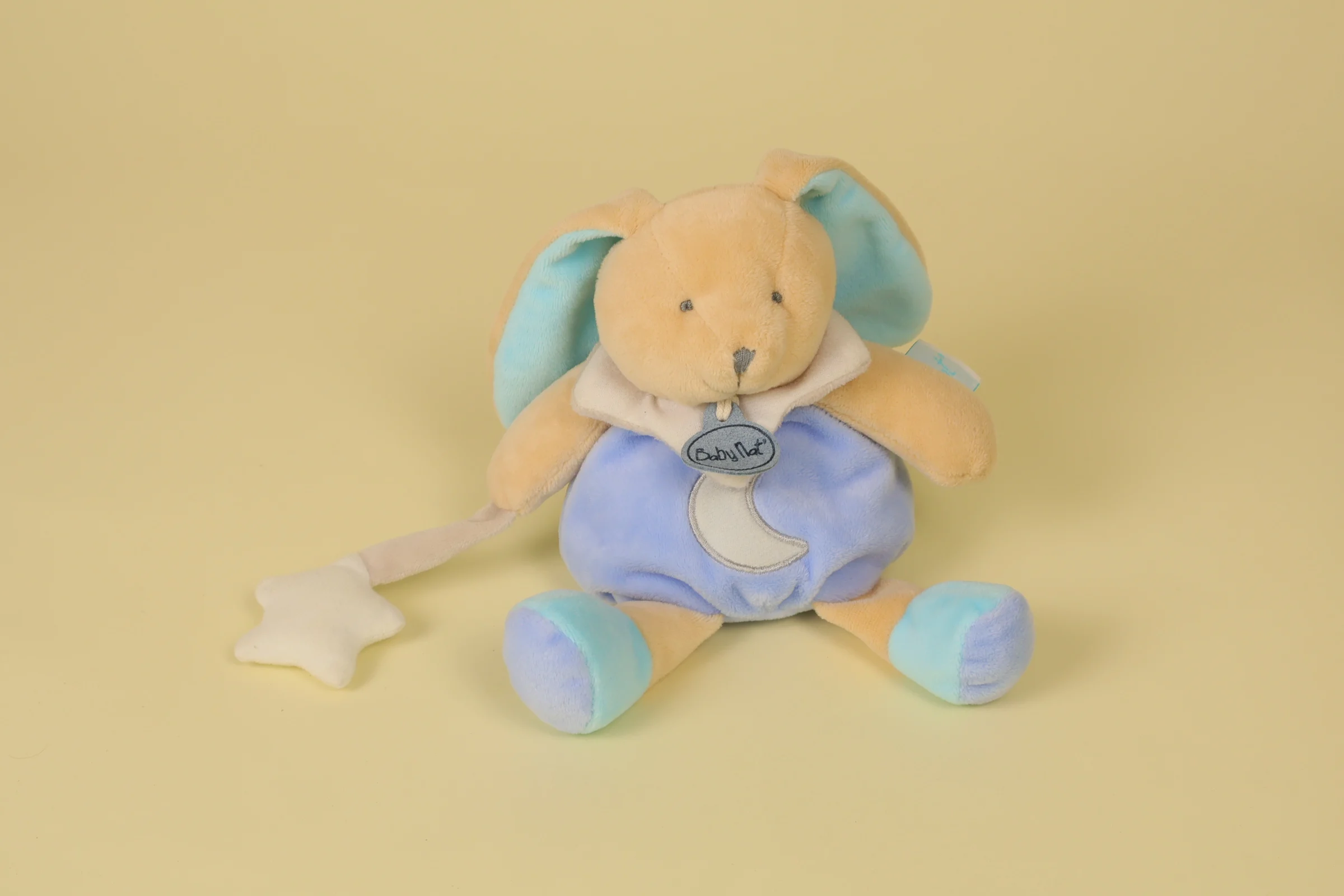 Doudou lapin luminescent beige et bleu deux nuances tenant son étoile avec lune brodée de 22 cm de la marque Baby Nat