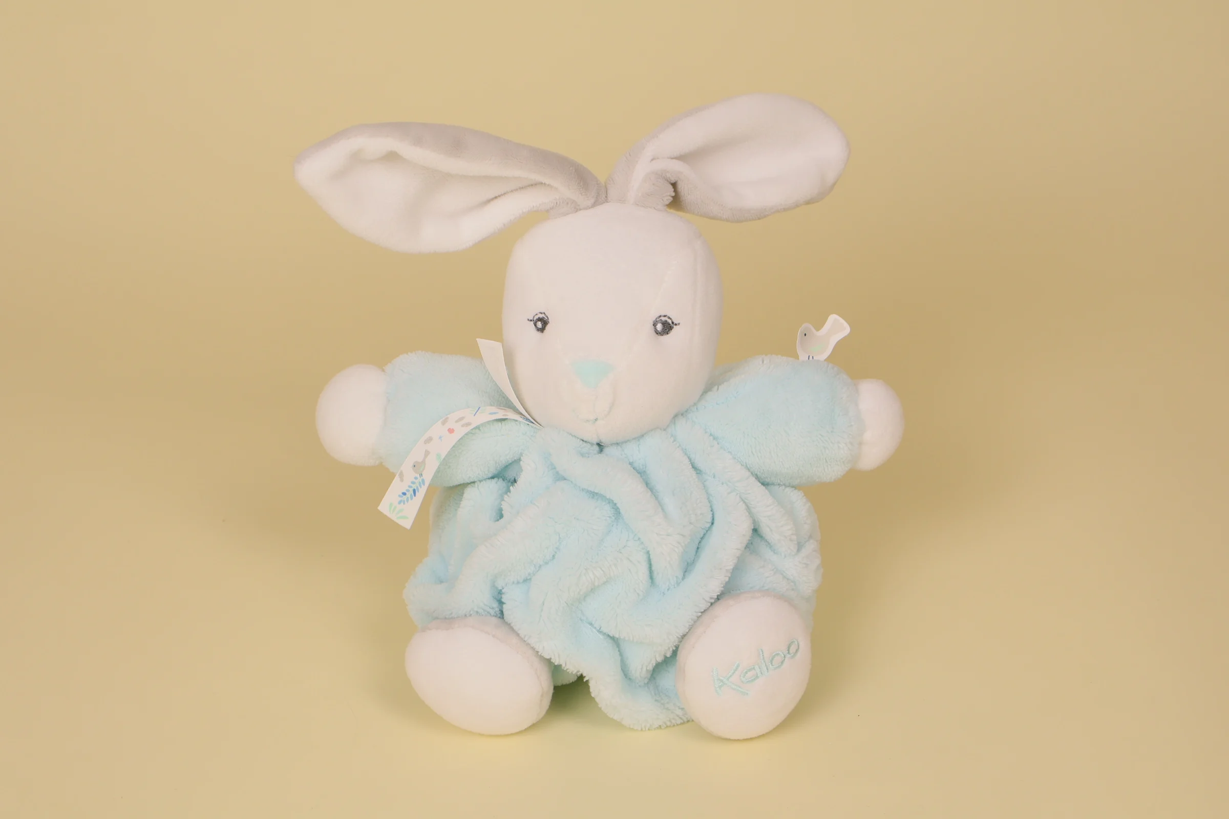 Doudou lapin boule vert d eau et blanc etiquette oiseau 19 cm Plume 2020 marque Kaloo
