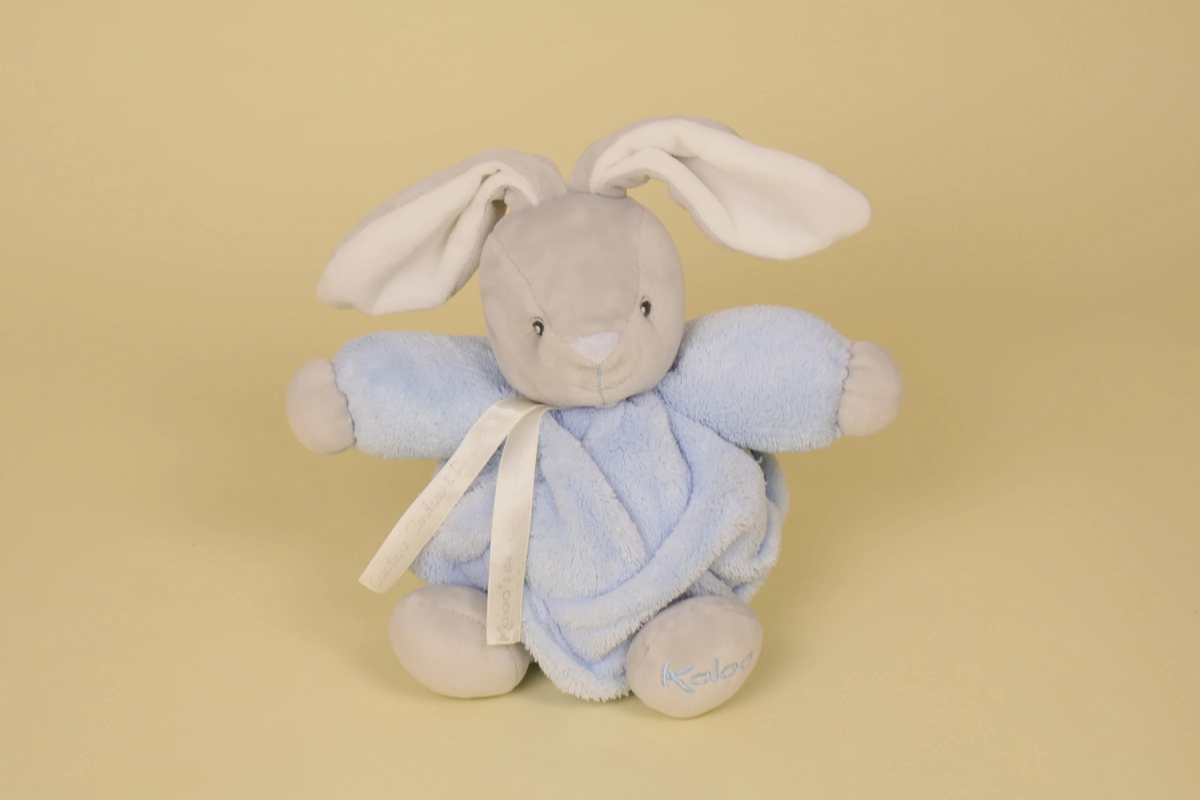 Doudou lapin boule bleu et gris 19 cm Plume vintage 2013 marque Kaloo