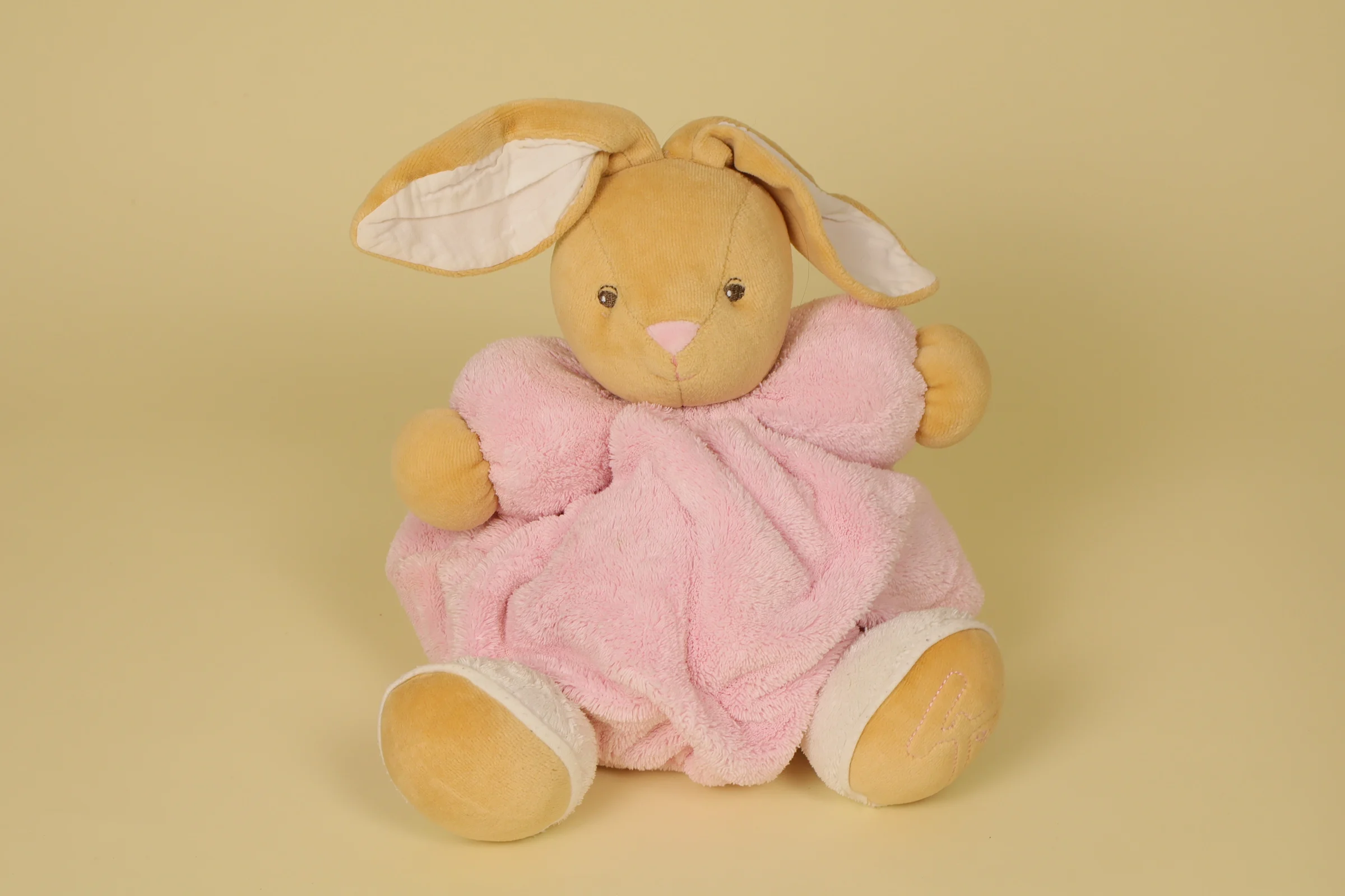 Doudou lapin boule rose et marron 24 cm Plume marque Kaloo