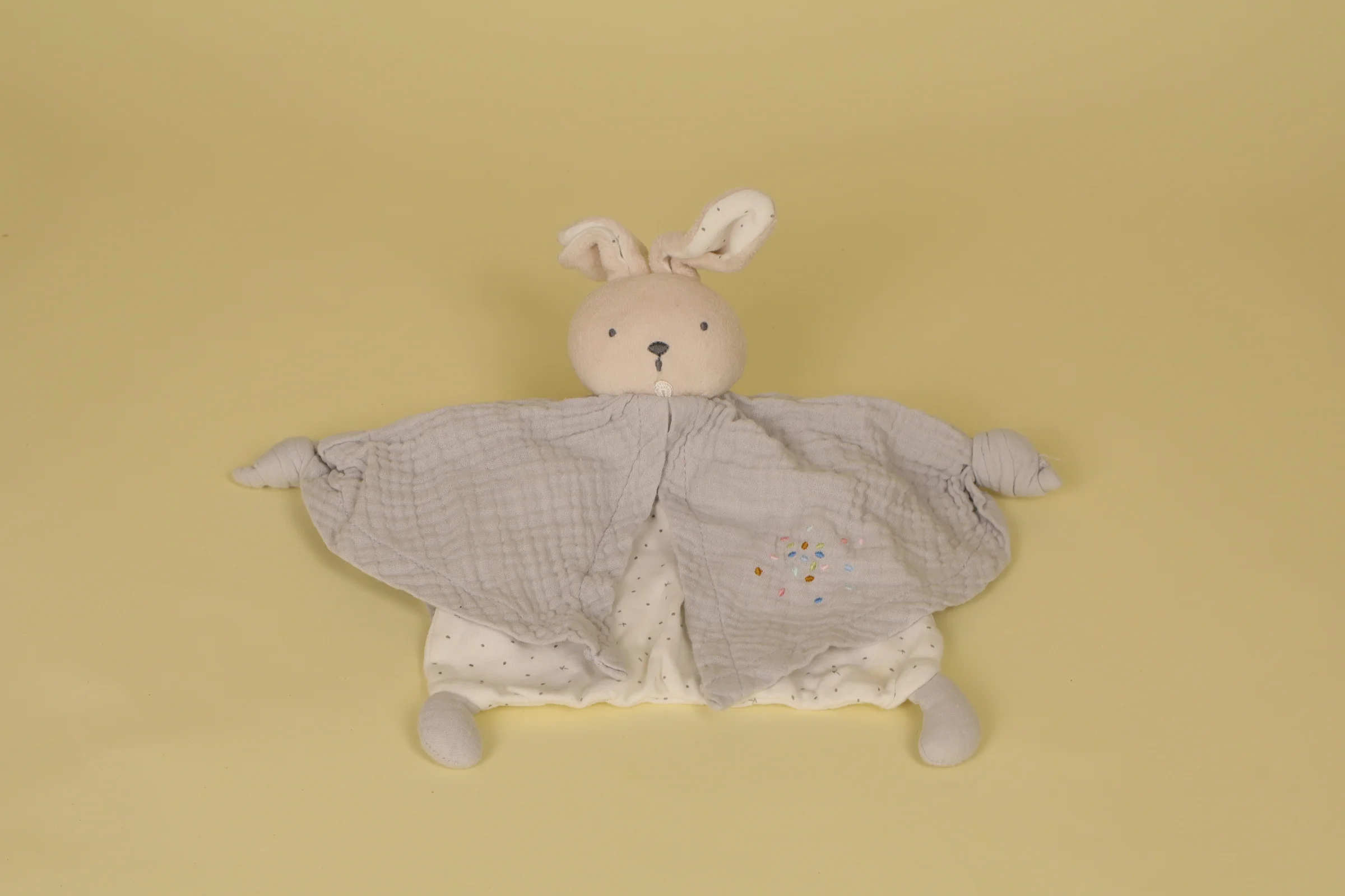 Doudou plat lapin blanc et gris en coton bio Petit Pas marque Kaloo