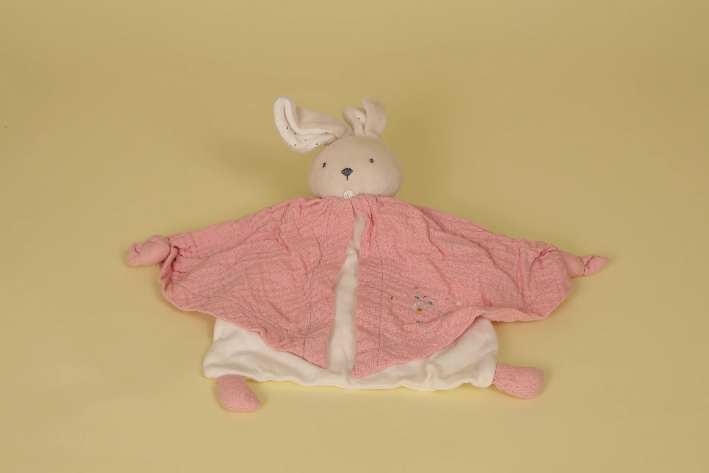 Doudou plat lapin blanc et rose en coton bio Petit Pas marque Kaloo