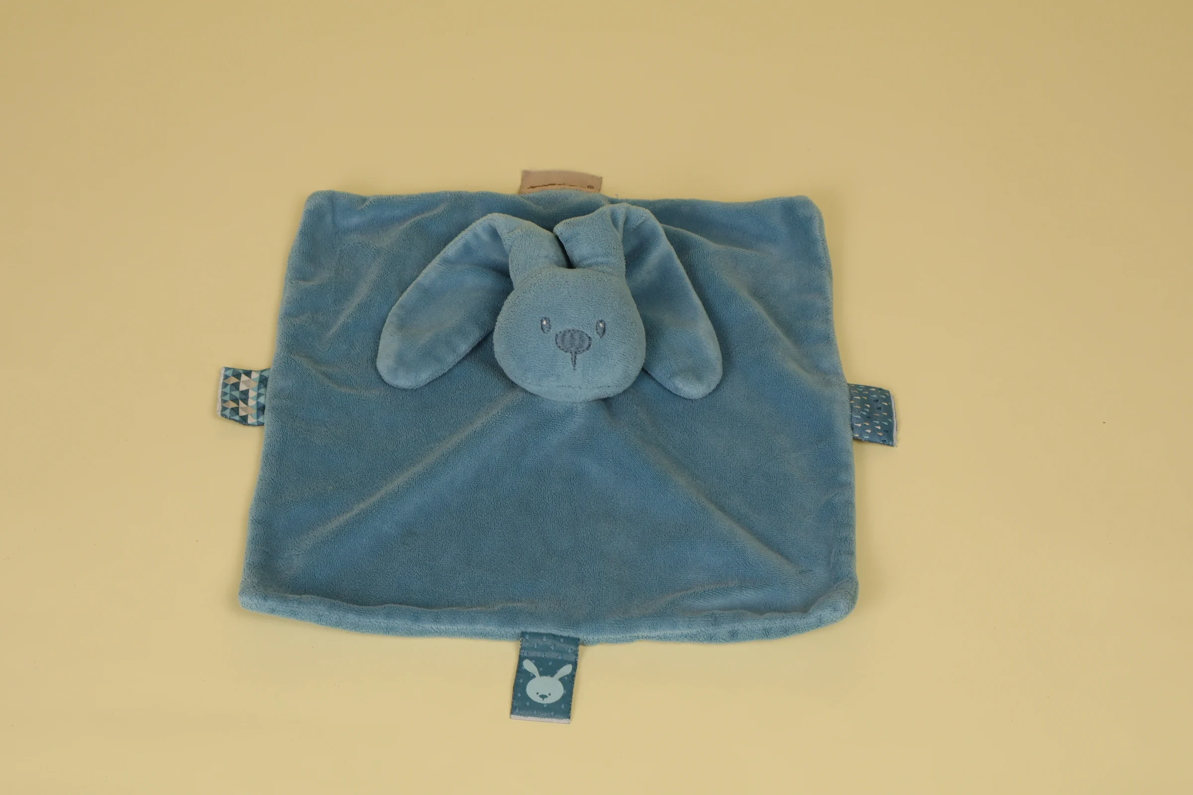 Doudou plat lapin bleu petrole collection Lapidou marque Nattou