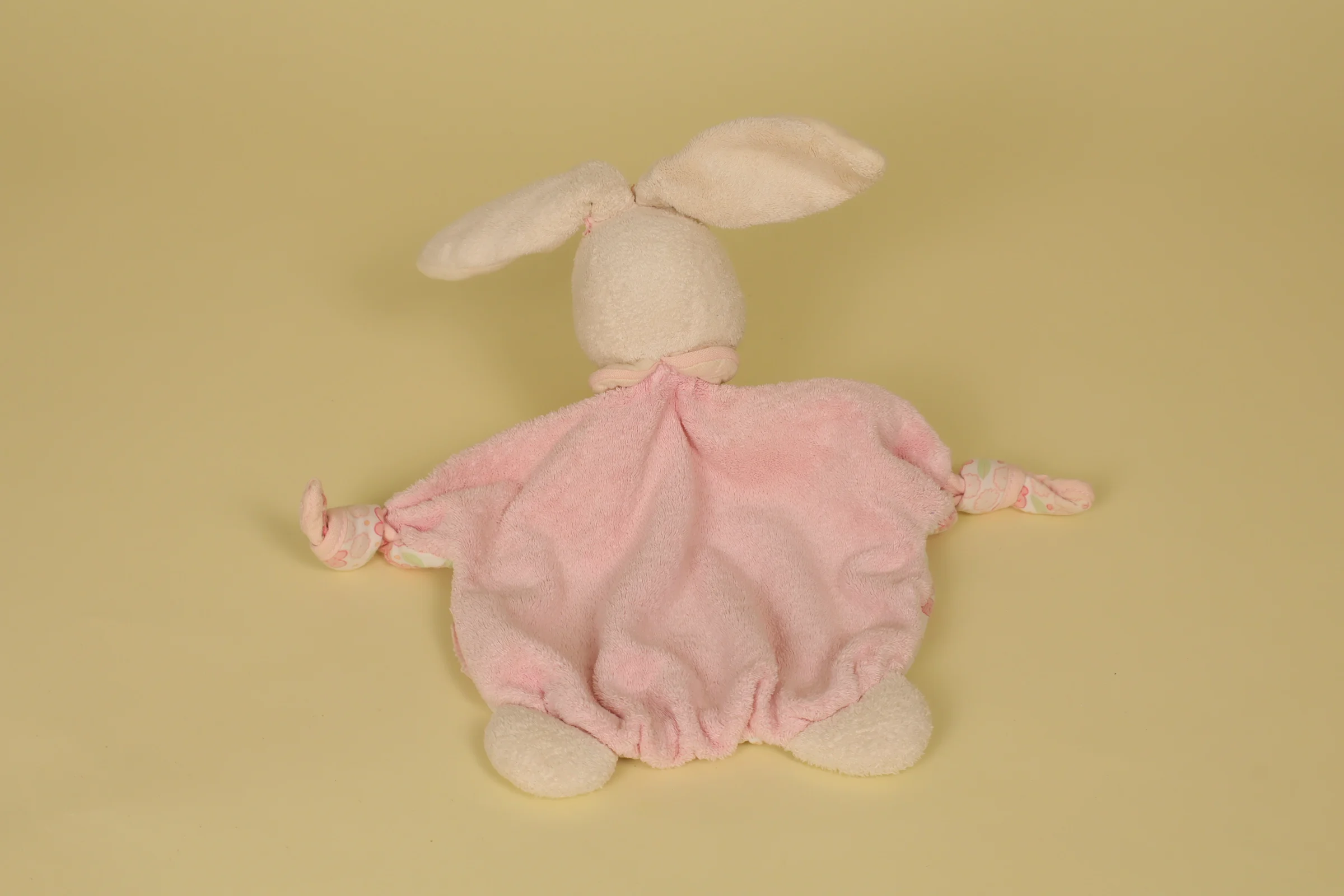 dos Doudou plat lapin rose fleurs imprimees et petite fleur sur la tete Lilirose marque Kaloo