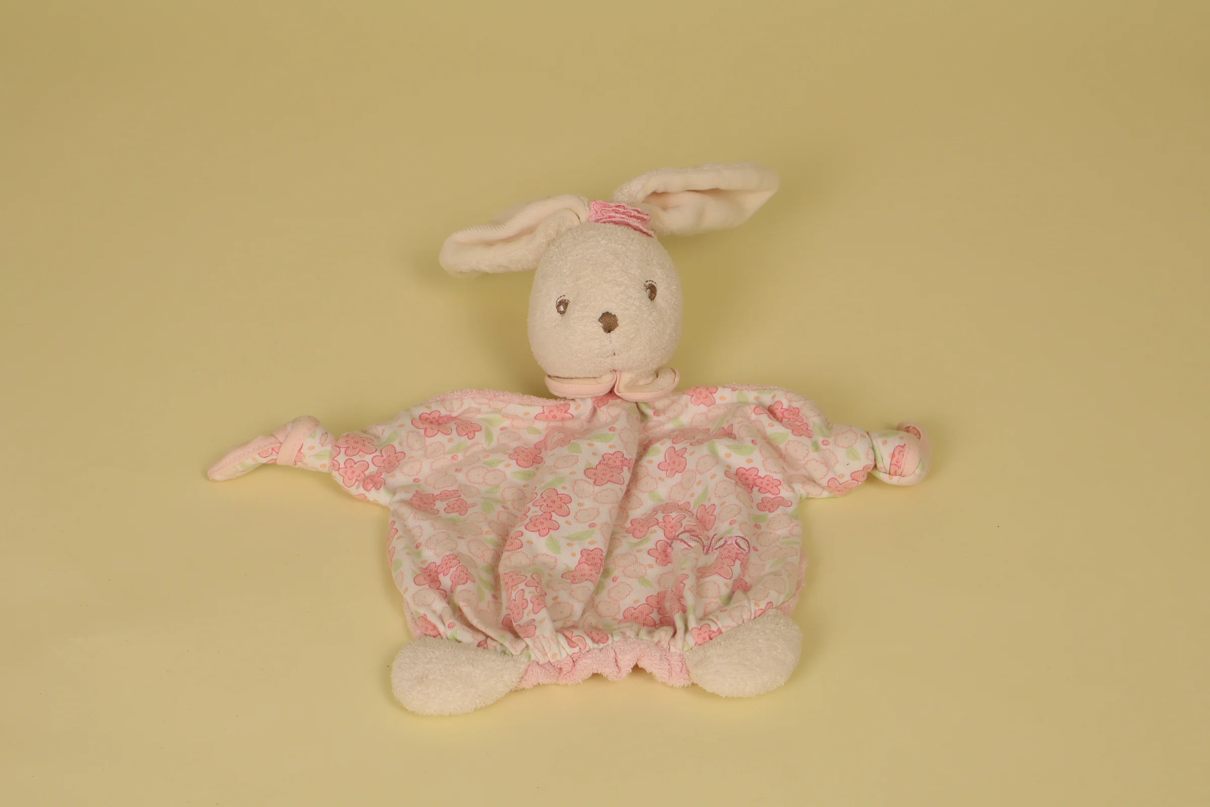 Doudou plat lapin rose fleurs imprimees et petite fleur sur la tete Lilirose marque Kaloo