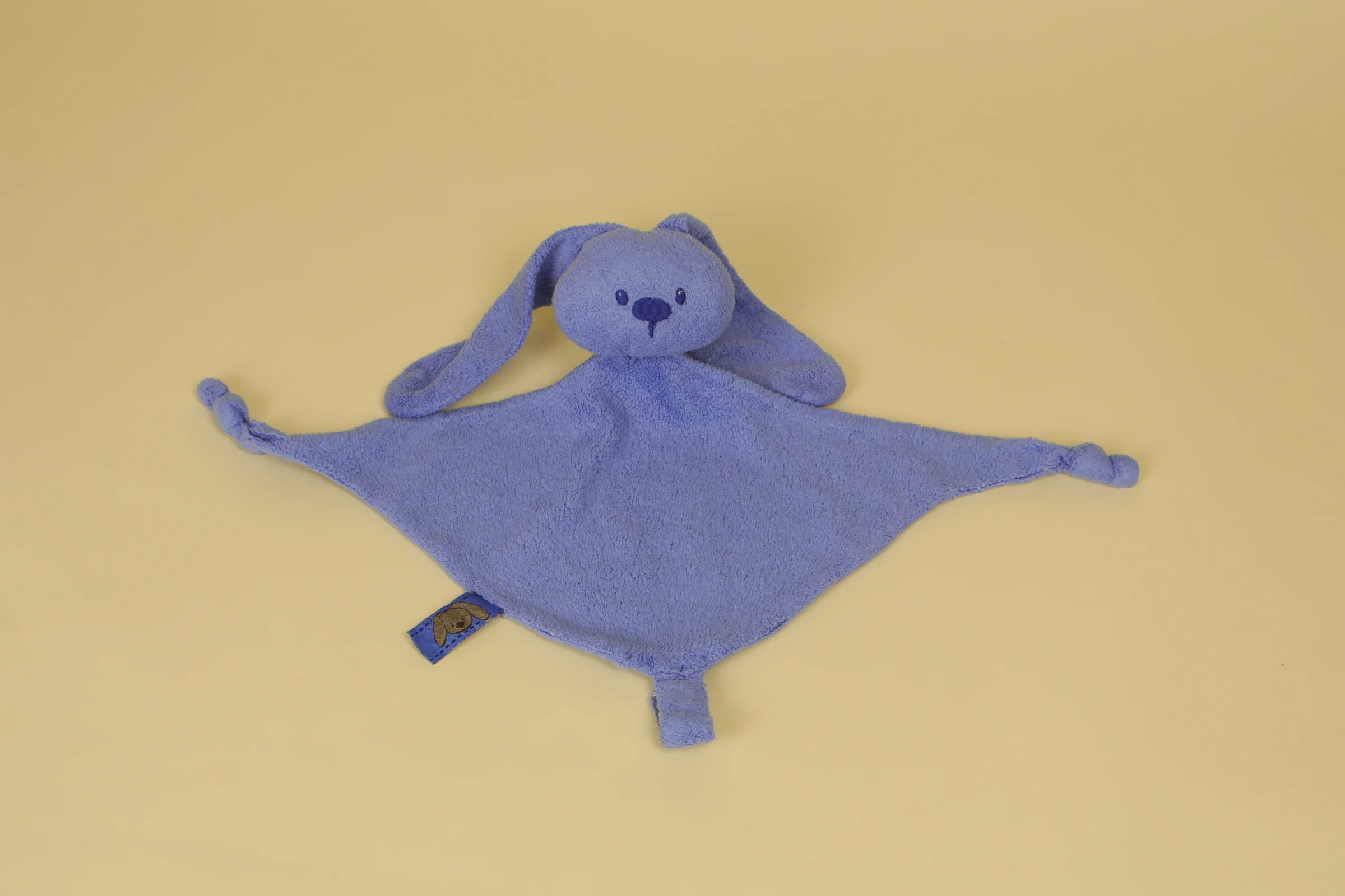 Doudou plat triangle lapin bleu fonce avec attache tetine scratch marque Nattou
