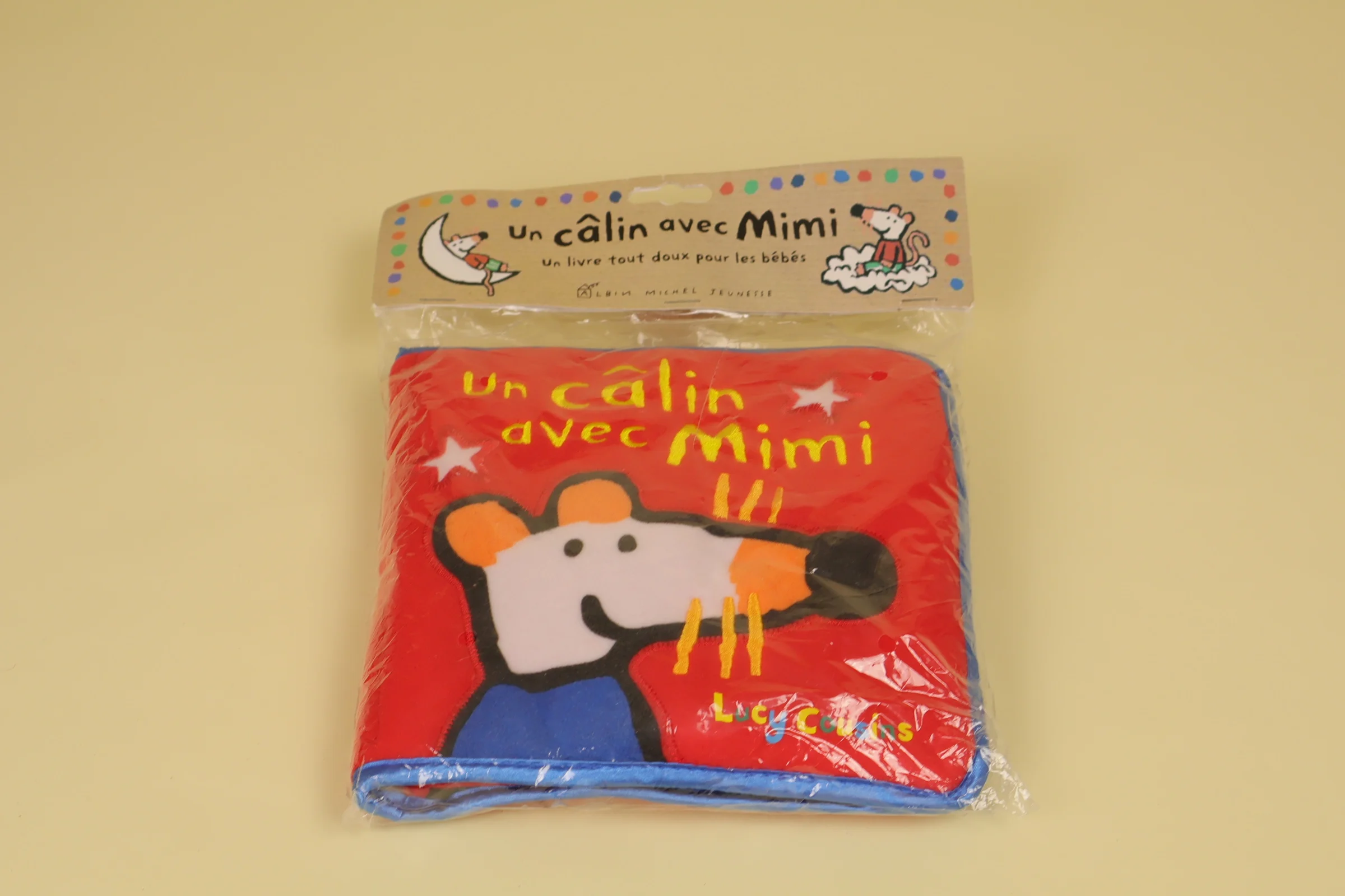Livre d'eveil en tissu souris Un calin avec Mimi marque Albin Michel Jeunesse