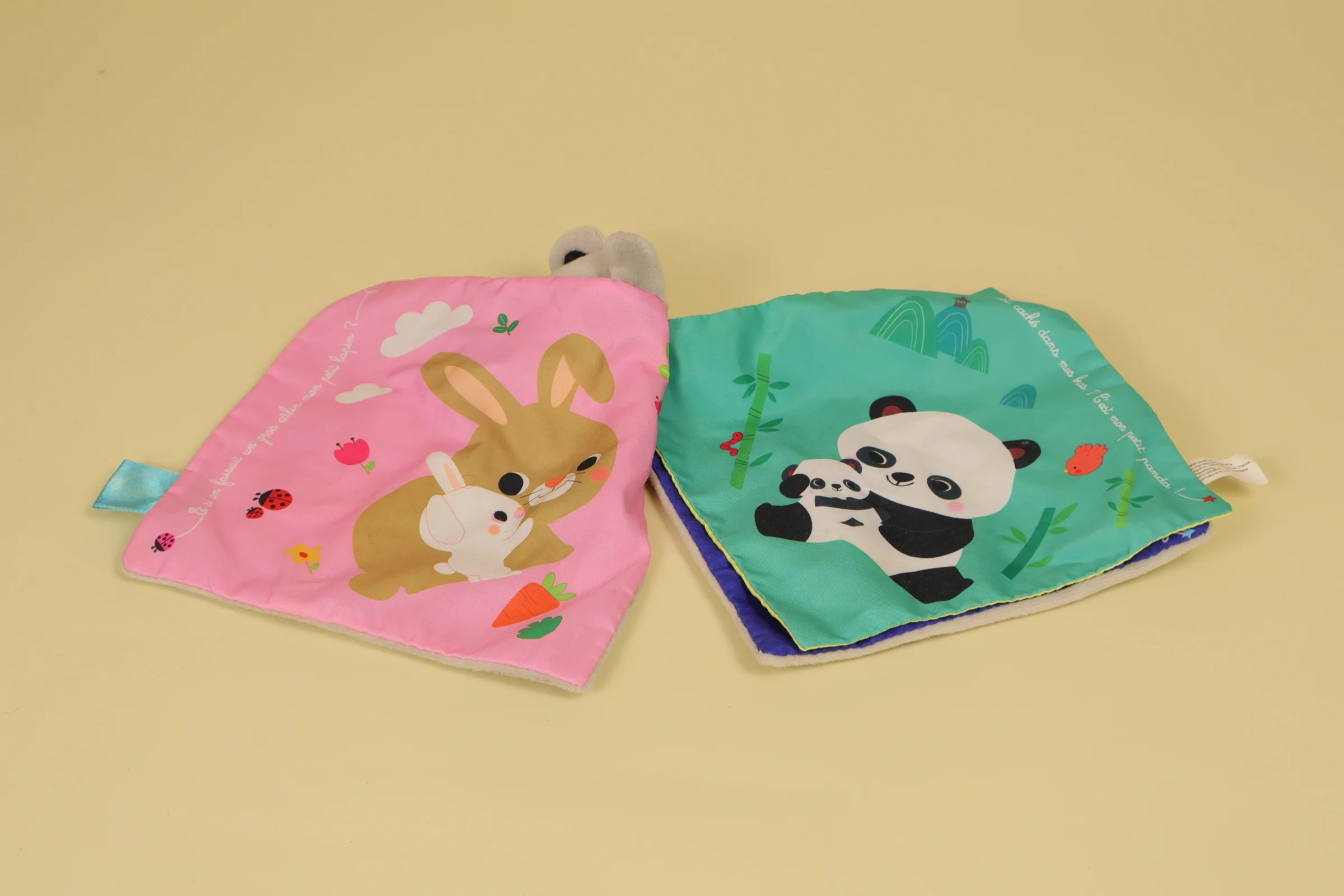 Doudou ours avec livre d'eveil en tissu Heure des Calins marque Hachette panda