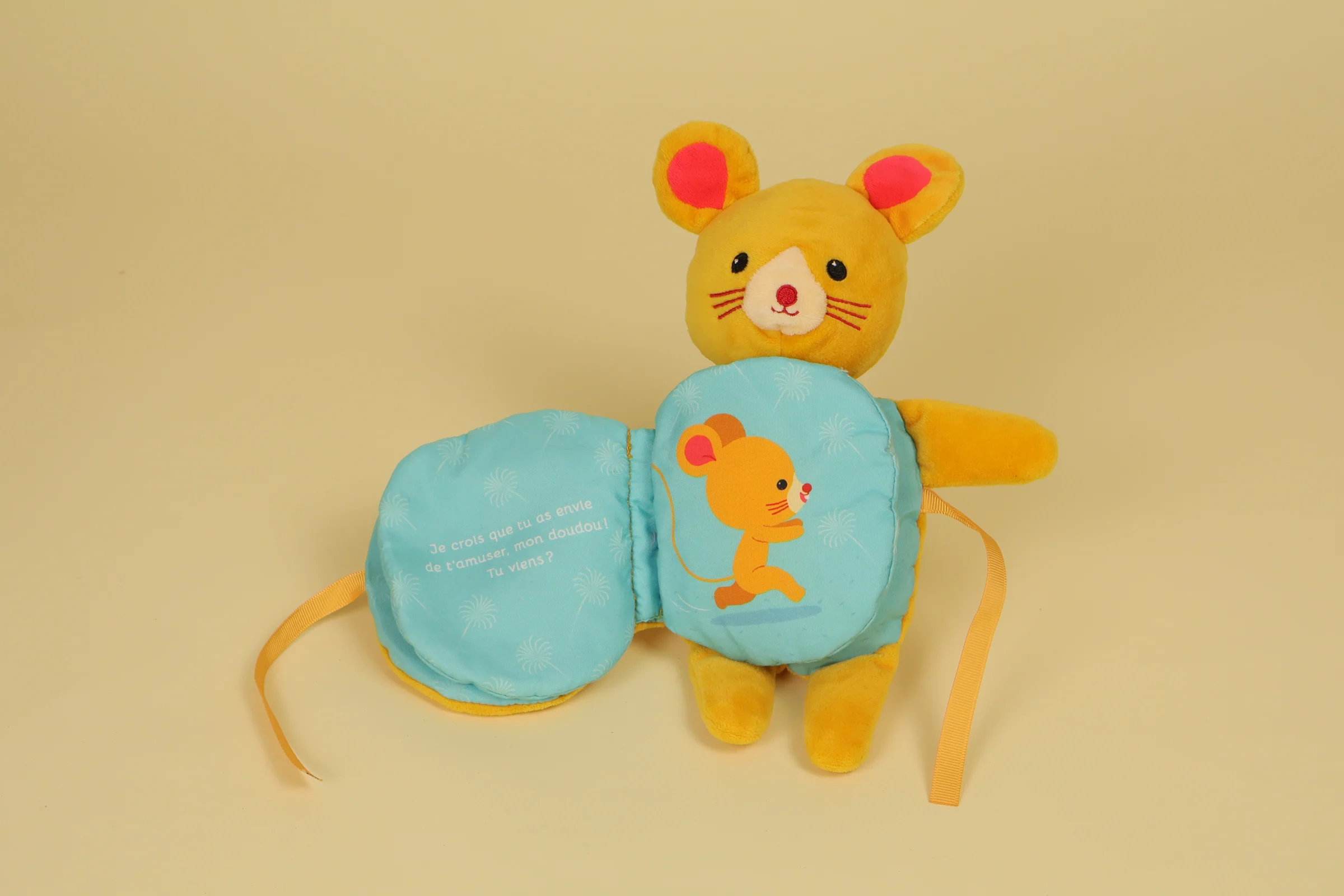 Livre d'eveil en tissu en forme de doudou souris jaune marque Editions Milan 2