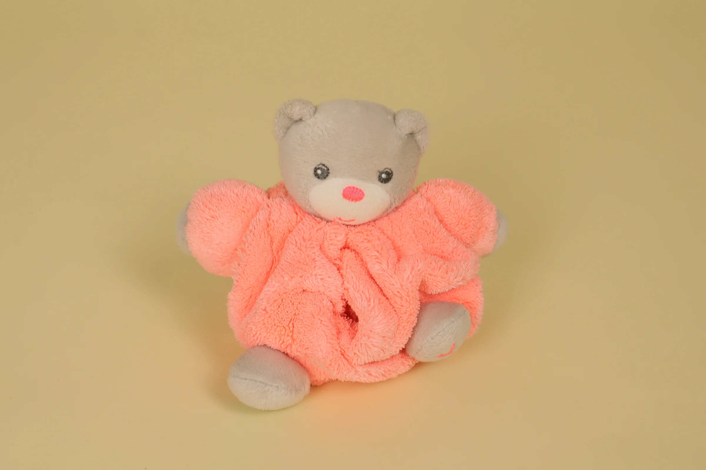 Mini doudou ours boule orange fluo et gris 12 cm Plume marque Kaloo