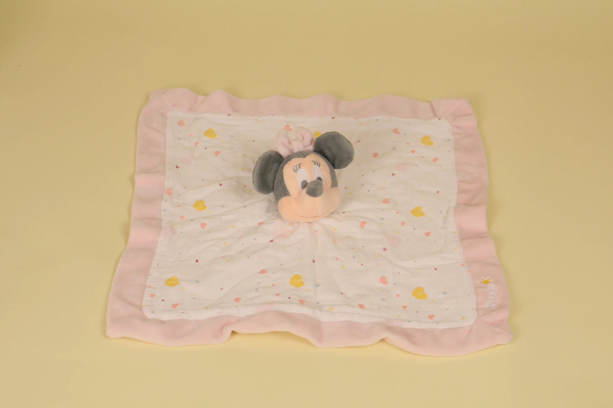 Doudou Minnie plat lange blanc avec bordure rose et imprimes coeur édition 2021 marque Disney Nicotoy