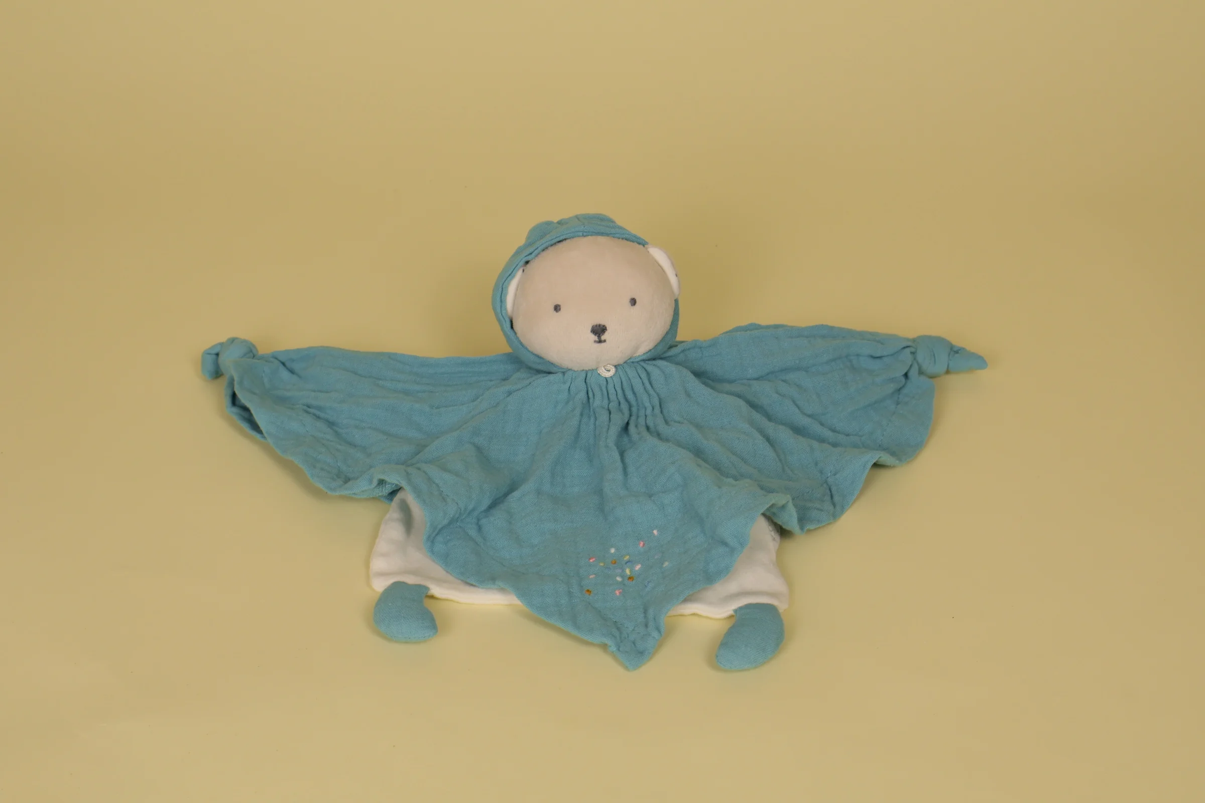 Doudou plat ours bleu canard avec capuche en coton bio Petit Pas marque Kaloo