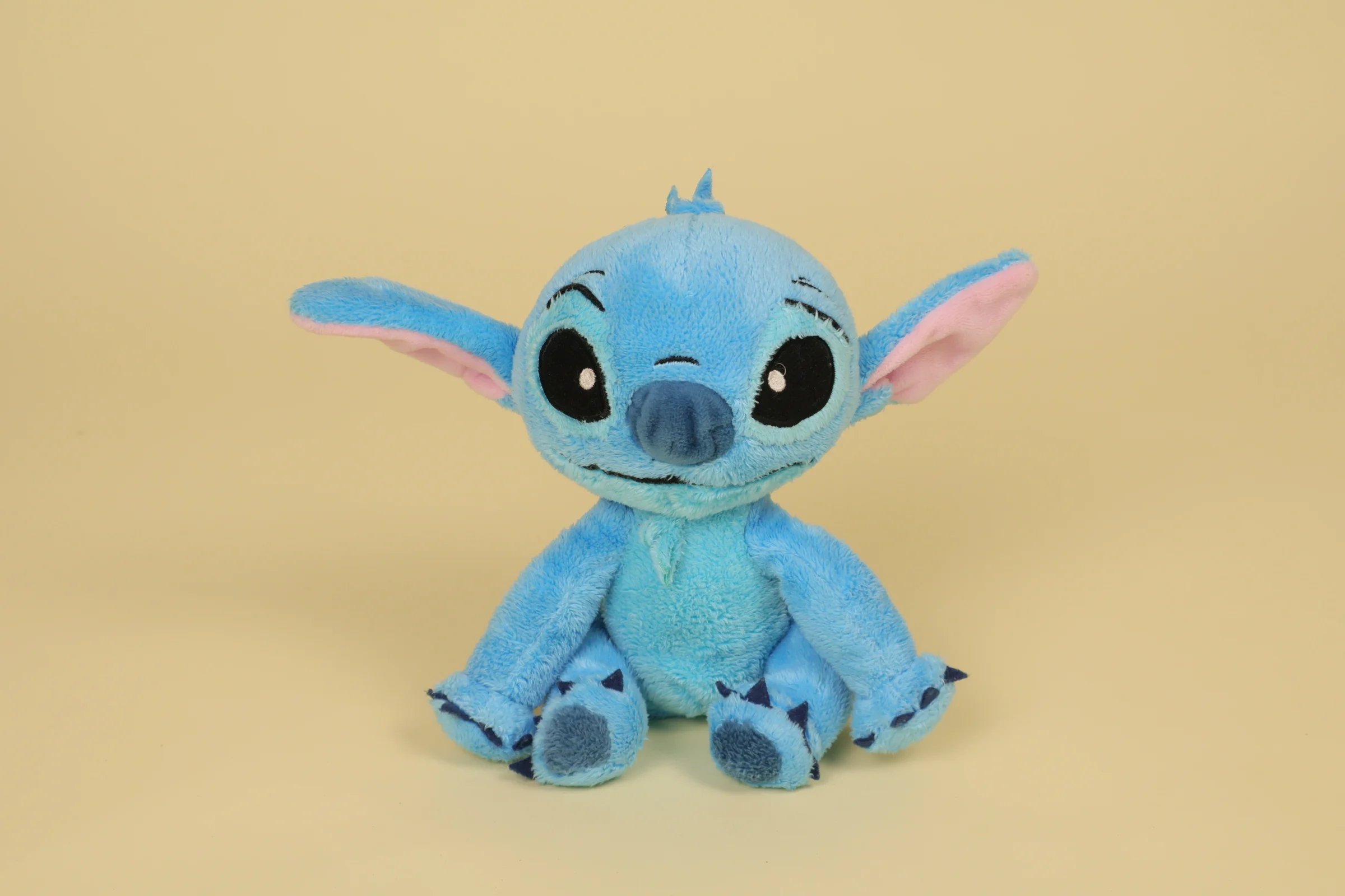 Petite peluche Stitch bleu en position assise de 17 cm de la marque Simba Toys Disney