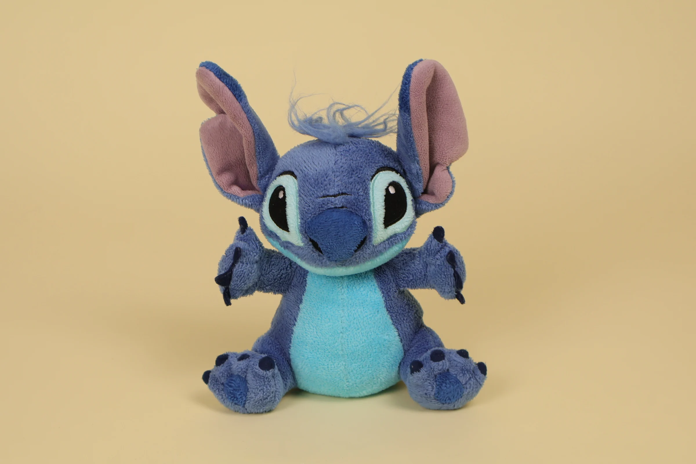 Petite peluche Stitch bleu de 15 cm avec billes aux fesses et touffe de poils sur la tete marque Disney Store