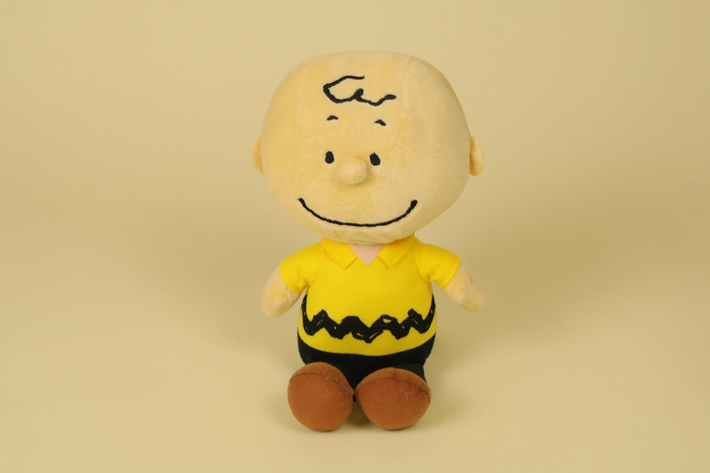 Peluche poupée Charlie Brown ami de Snoopy mesurant 29 cm de la marque Peanuts