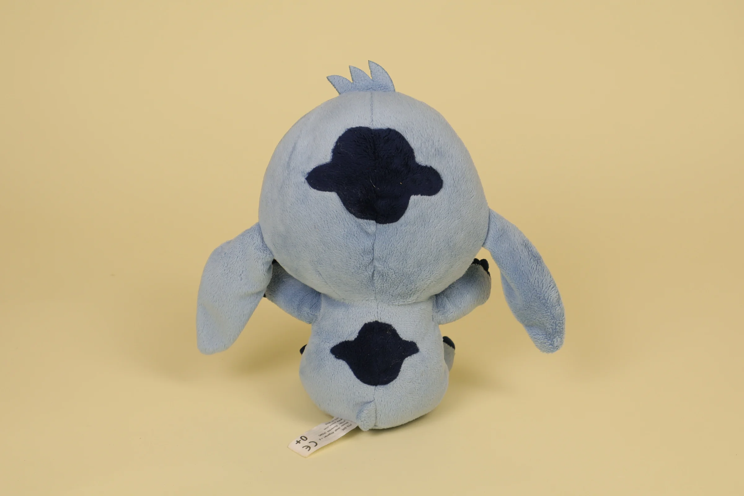 dos Peluche Stitch bleu mesurant 21 cm de la marque PTS SRL Disney