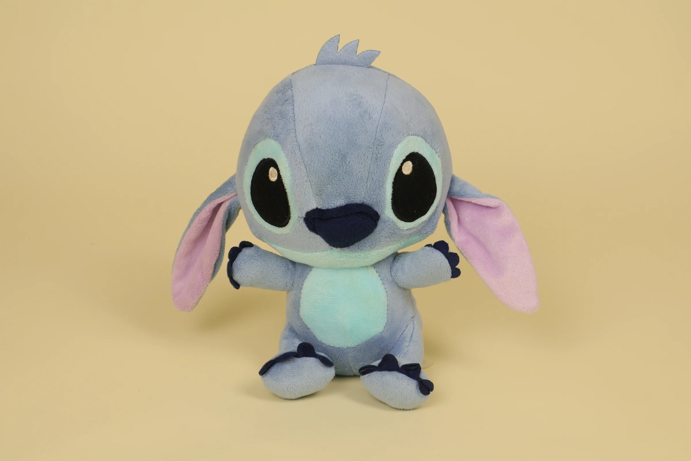 Peluche Stitch bleu mesurant 21 cm de la marque PTS SRL Disney