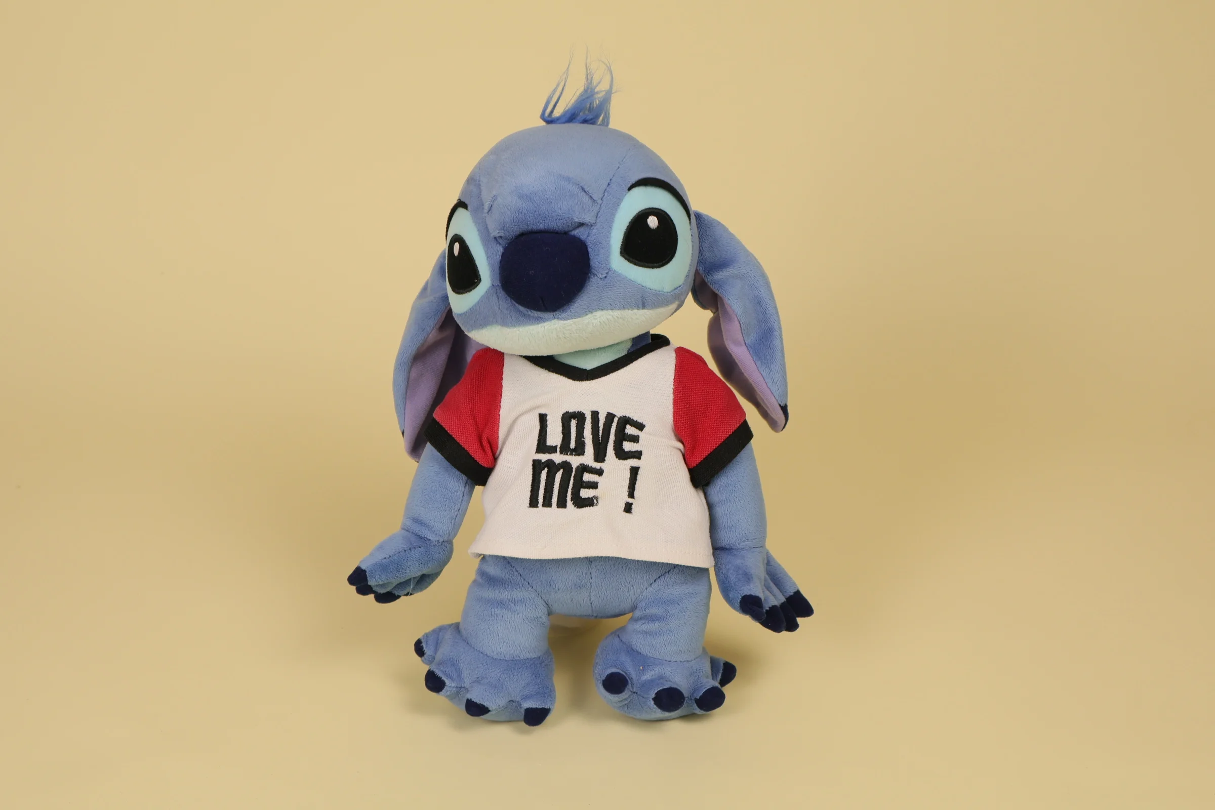 Peluche Stitch bleu de 32 cm portant un t-shirt brodé Love Me de la marque Disneyland Resort année 2017