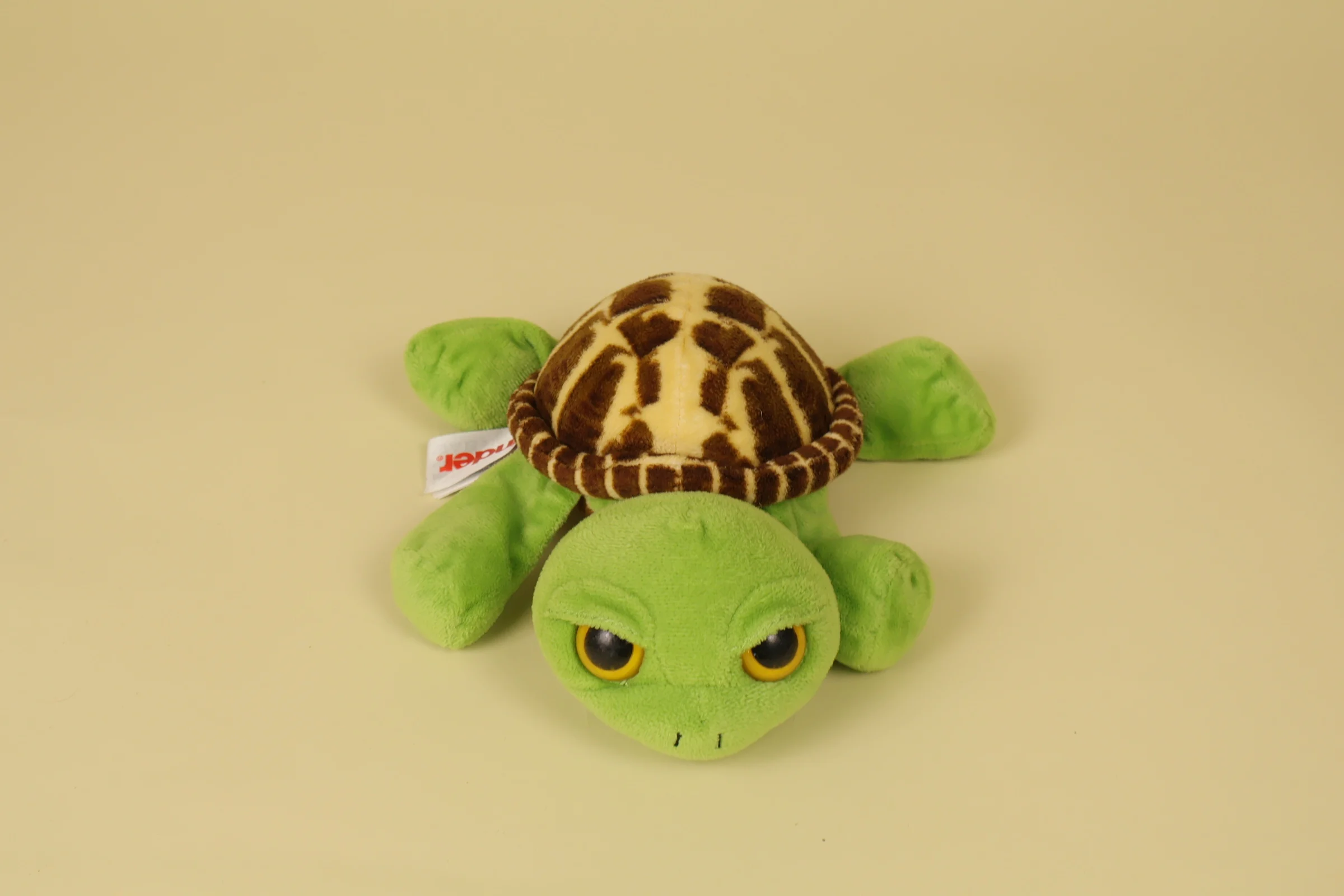 Peluche tortue verte et marron de la marque Kinder Ferrero