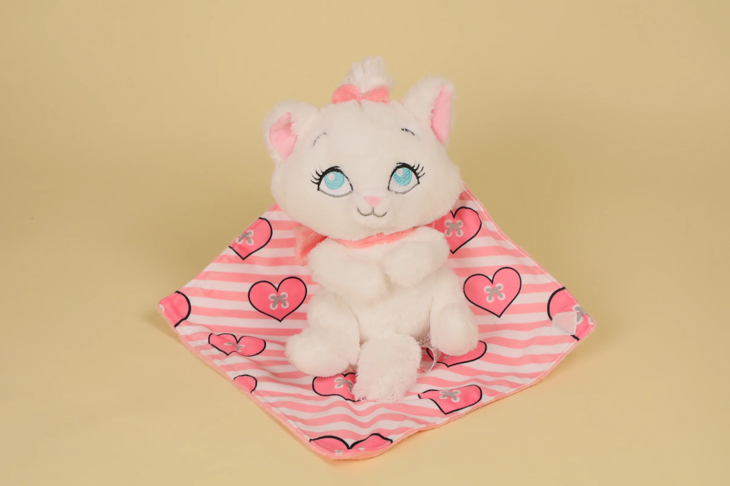 Peluche chat Marie tenant une couverture rose avec imprime rayures et coeurs edition 2019 marque Disney Simba Toys