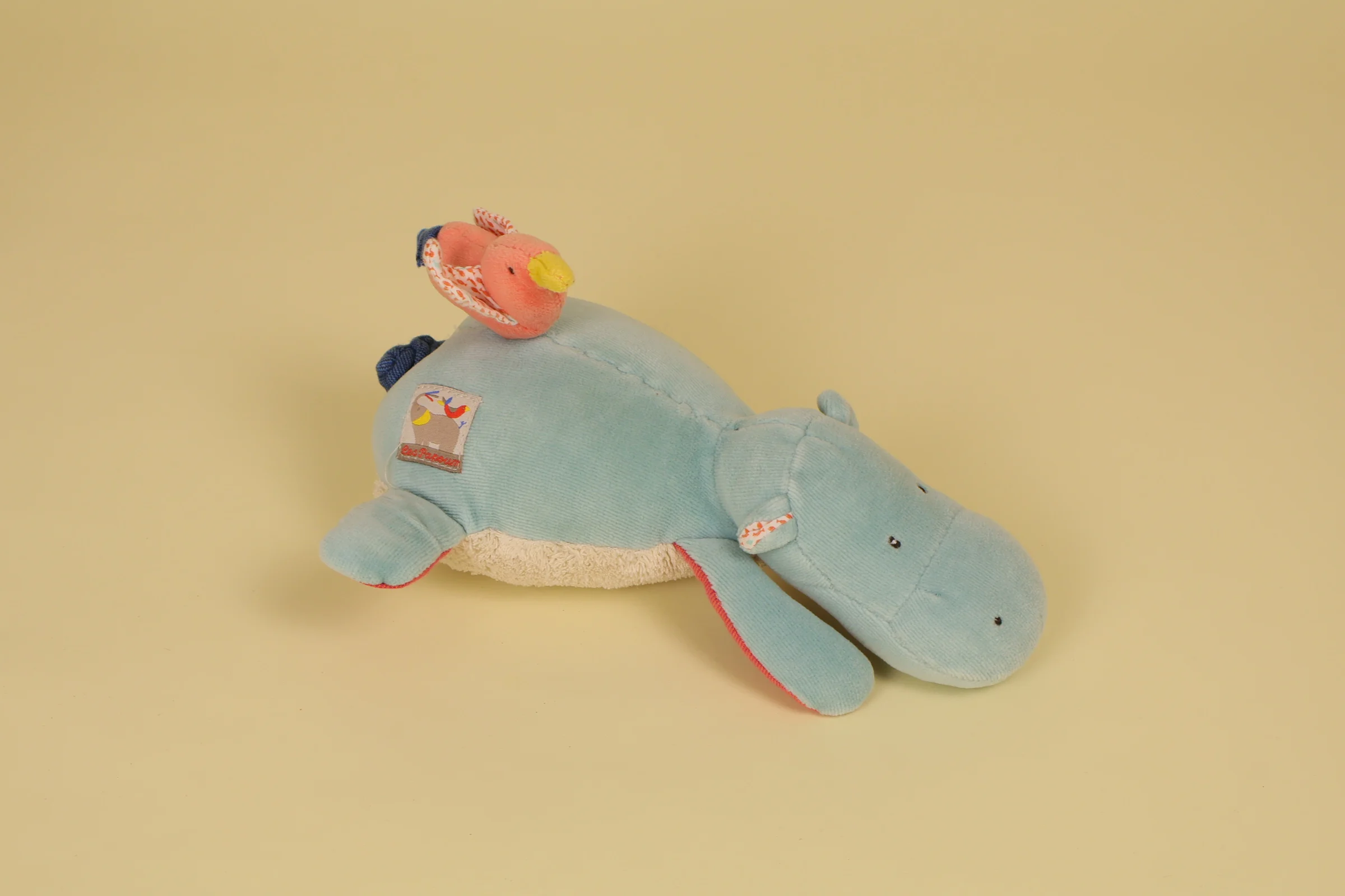 Doudou hippopotame bleu musical avec petit oiseau pose sur la croupe 23 cm collection Les Papoum vintage 2015 marque Moulin Roty profil