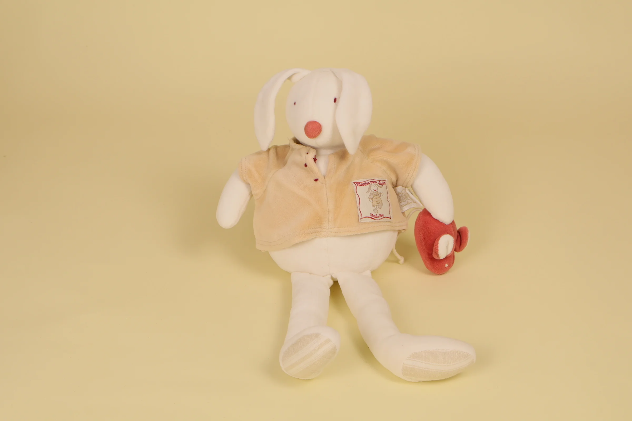 Peluche lapin blanc pull beige tenant une souris 35 cm collection Martin mon Lapin vintage 2003 marque Moulin Roty