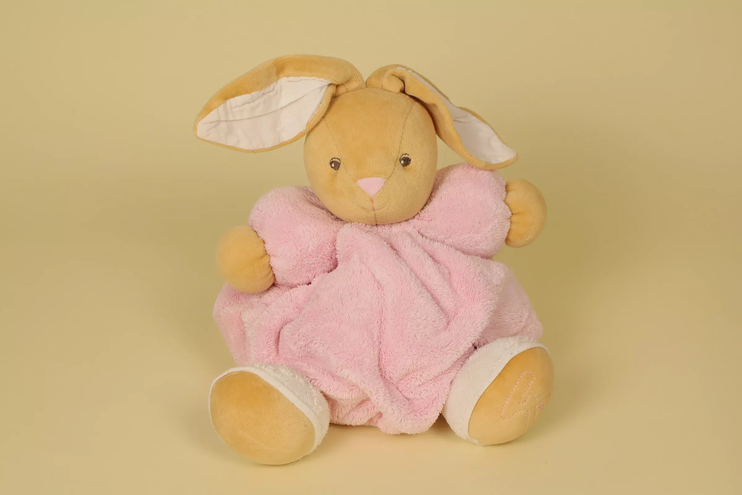 Doudou lapin boule rose et marron 24 cm Plume marque Kaloo