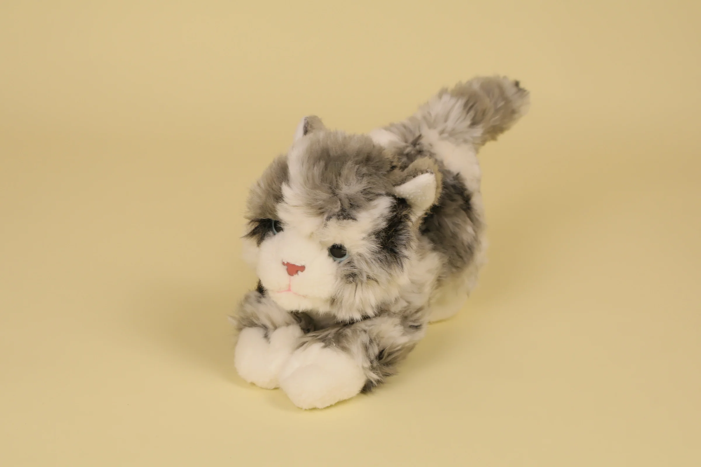 Peluche Chat Couché Gris et Blanc aux Yeux Billes Mesure 19 cm Année 2010 Marque Anima