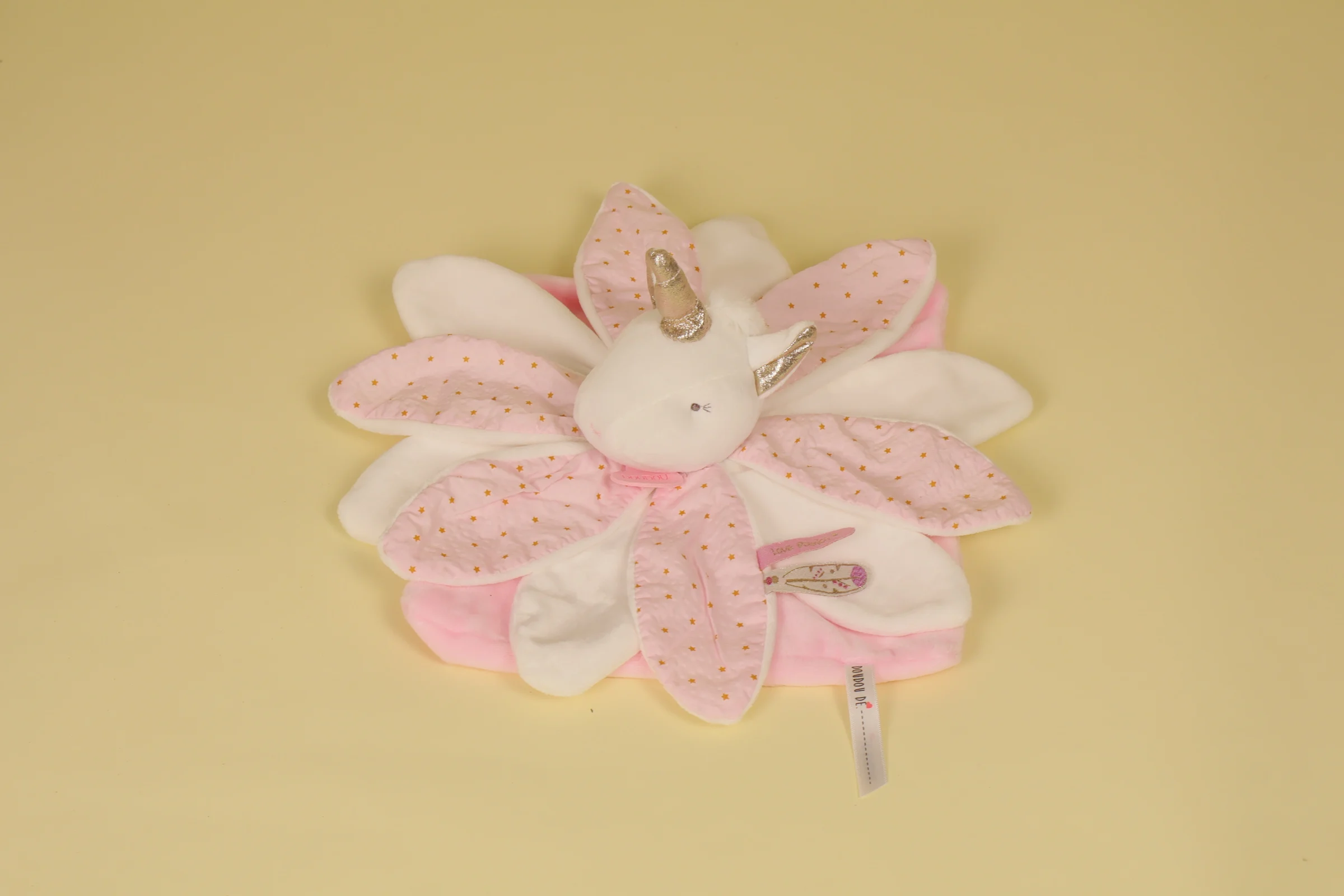 Doudou licorne plat avec pétales roses et blanc et sa corne dorée collection Attrape-Rêves 2020 marque Doudou et Compagnie