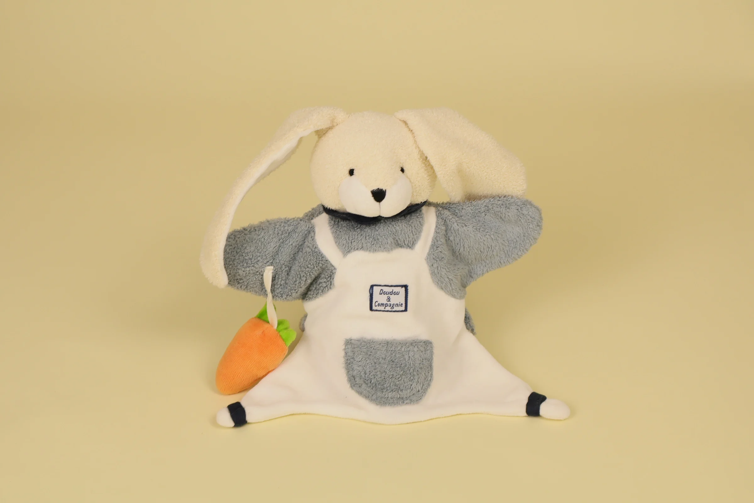 Marionnette Lapin Séraphin blanc et gris avec sa carotte et bruit grelot collection Lapin Séraphin 2008 marque Doudou et Compagnie