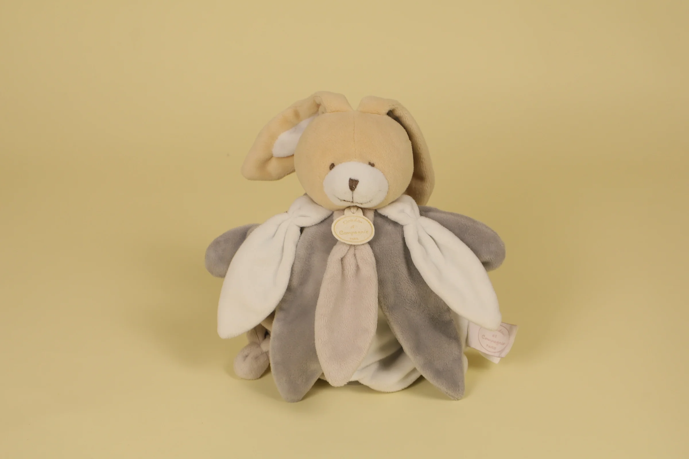 Marionnette lapin pétale beige, taupe et blanc collection Collector 2014 marque Doudou et Compagnie
