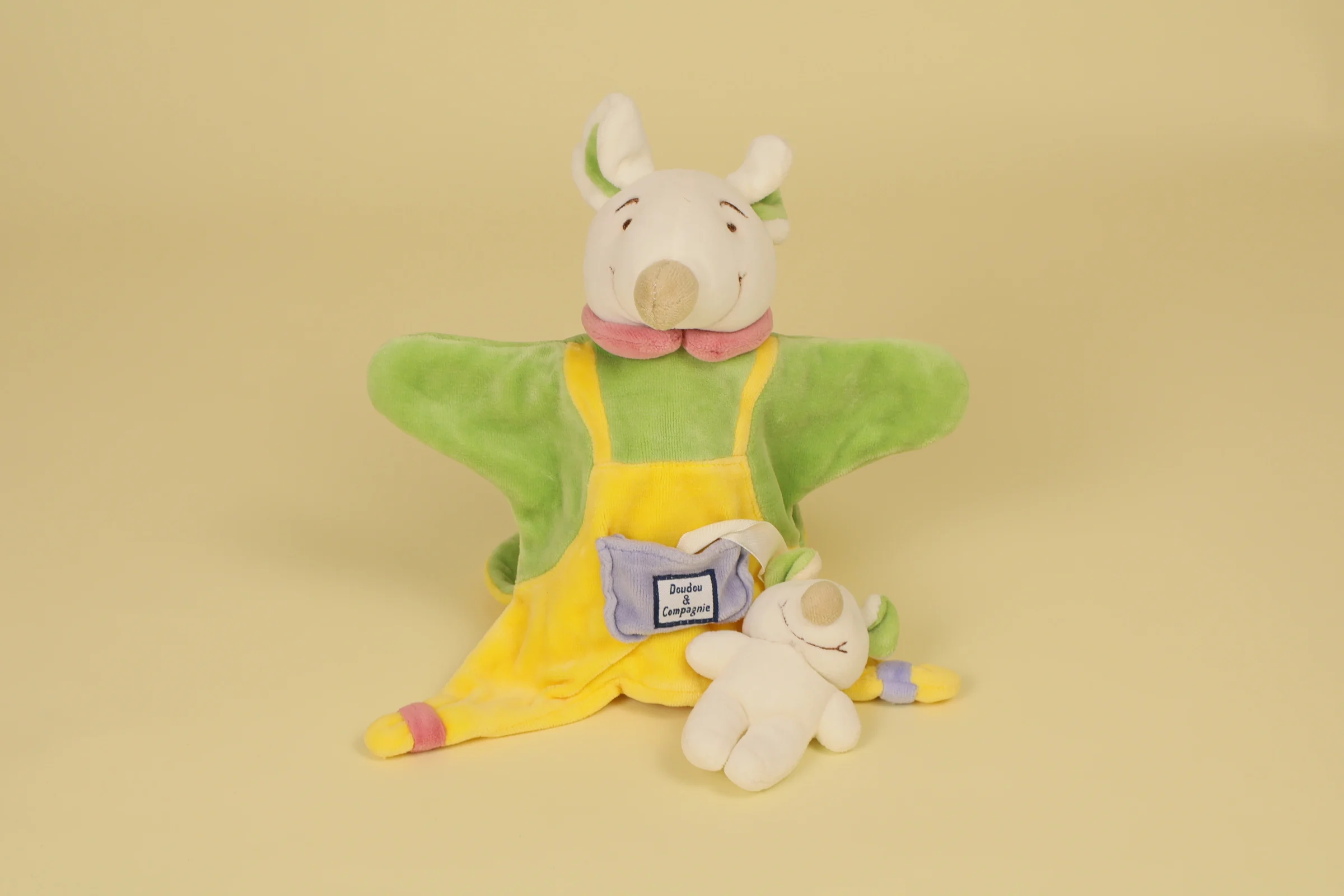 Marionnette Souris vert et jaune avec son bébé dans sa poche ventrale collection 2002 marque Doudou et Compagnie