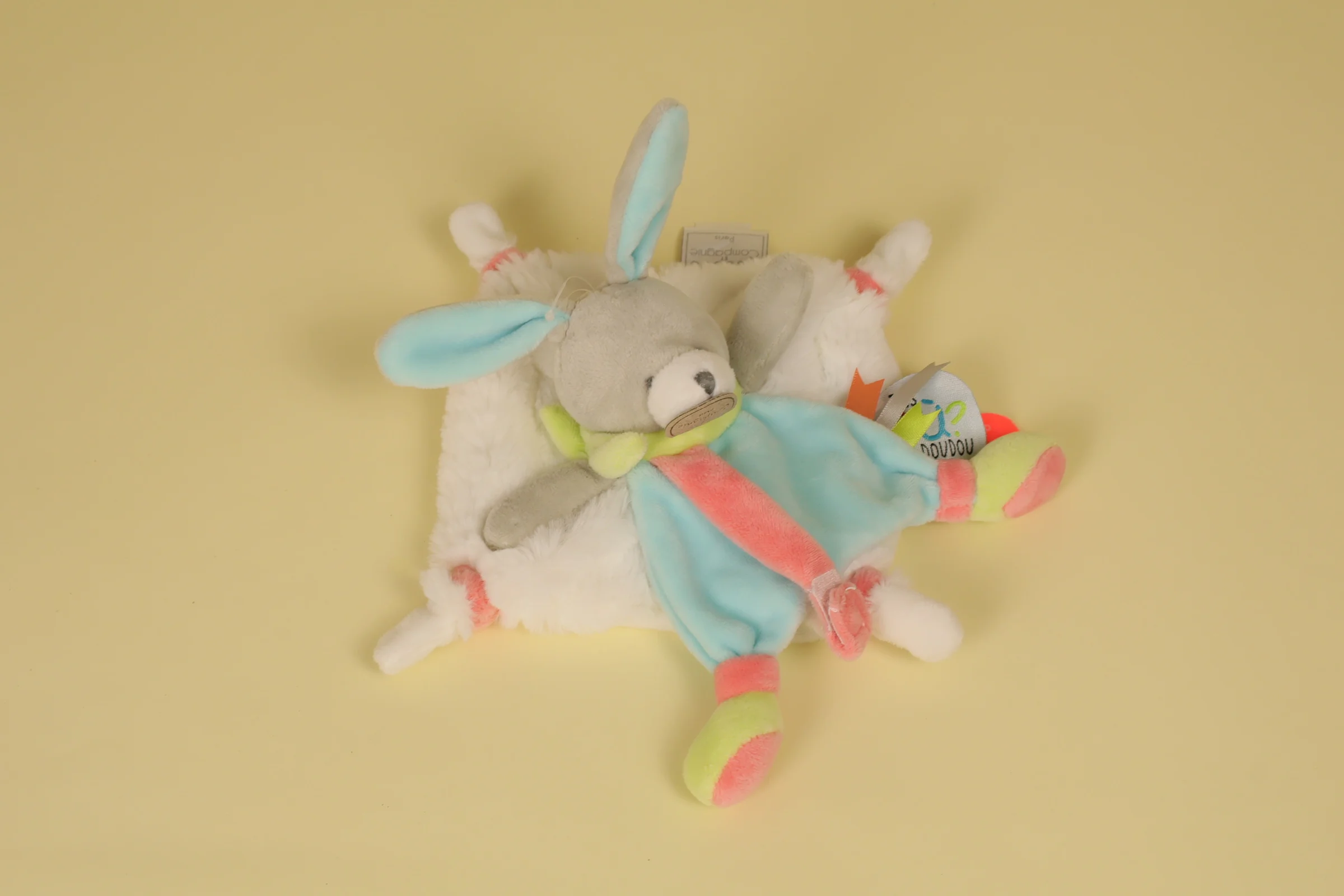 Mini doudou lapin plat vert amande et blanc avec étiquette Tatoo collection T'es où doudou 15 cm 2014 marque Doudou et Compagnie
