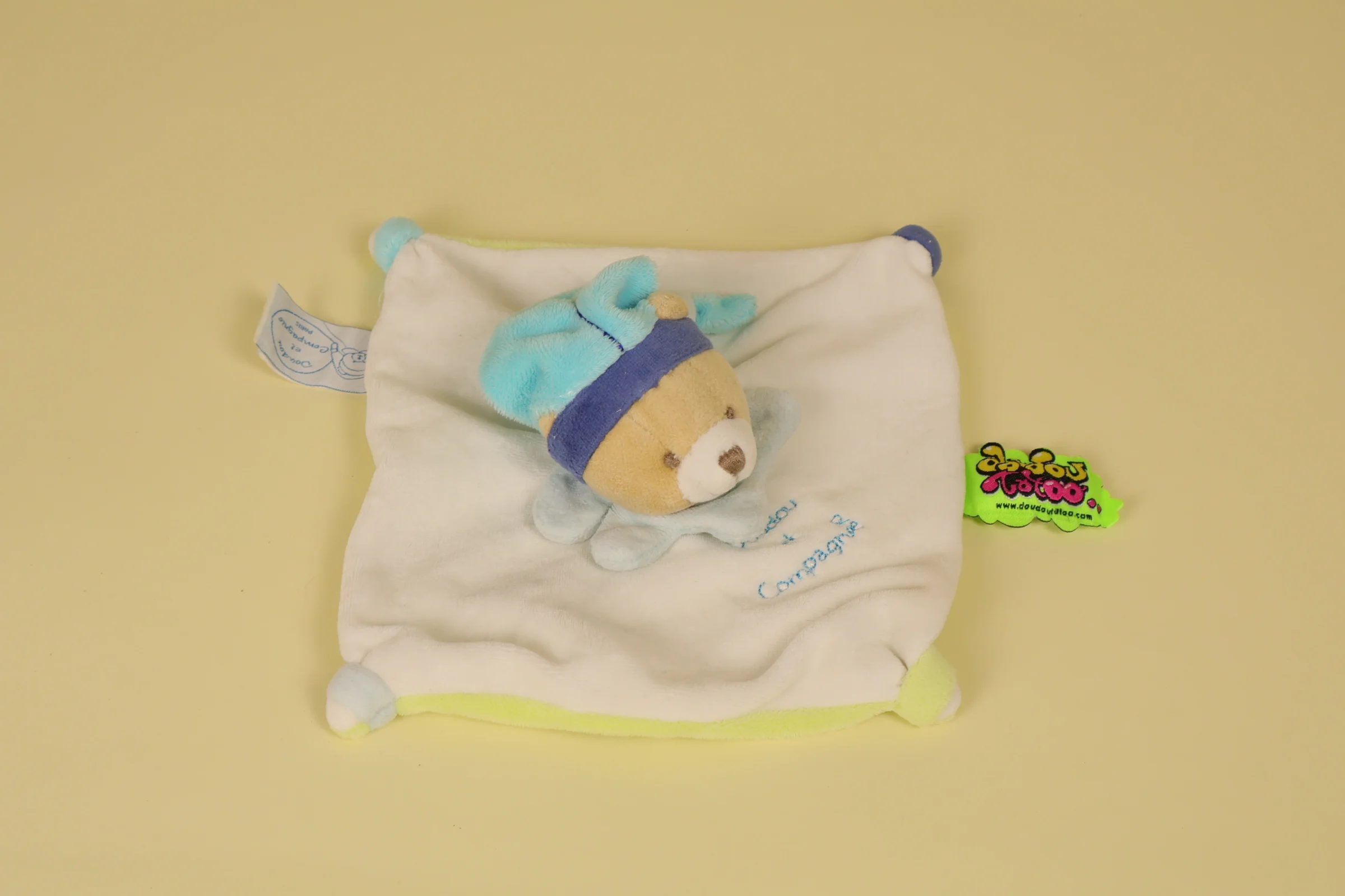 Mini doudou ours plat blanc et verso vert anis avec bonnet bleu collection Les Acidulés et étiquette Tatoo 15 cm 2007 marque Doudou et Compagnie