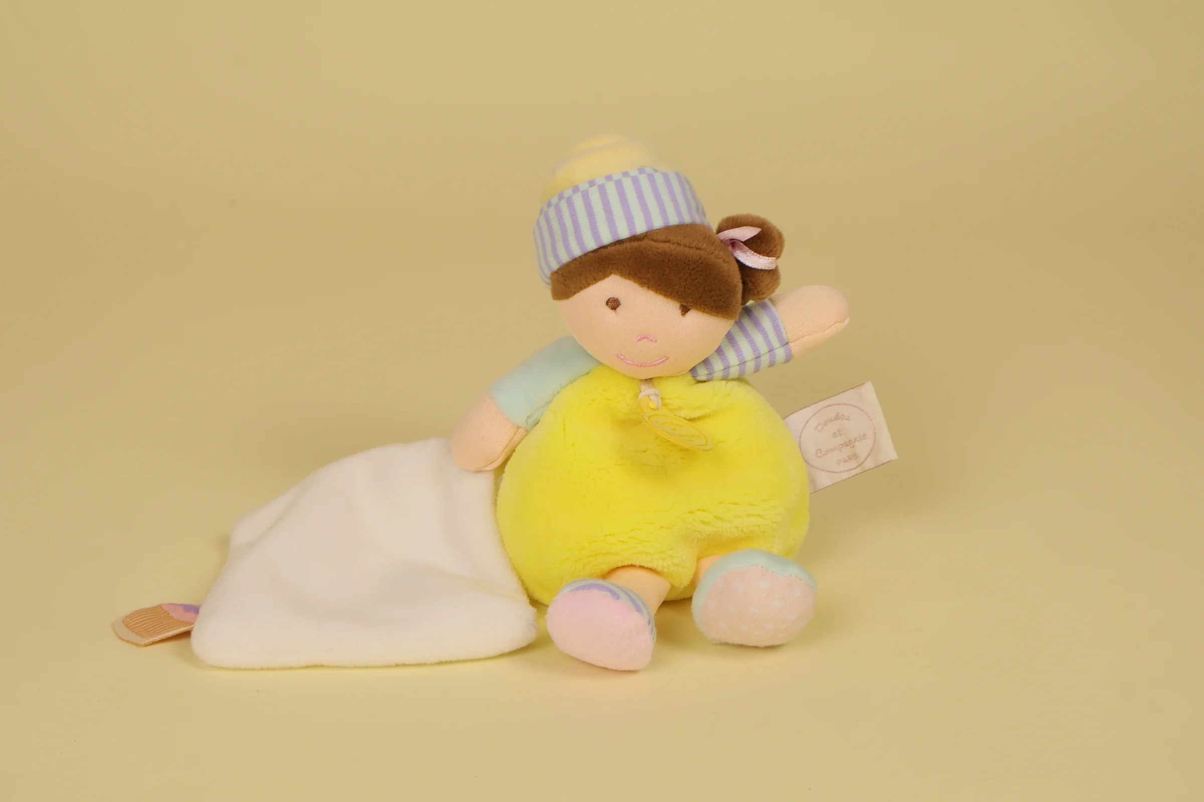 Doudou poupée jaune avec mouchoir et grelot collection Les Demoiselles Cupcake 19 cm 2014 marque Doudou et Compagnie