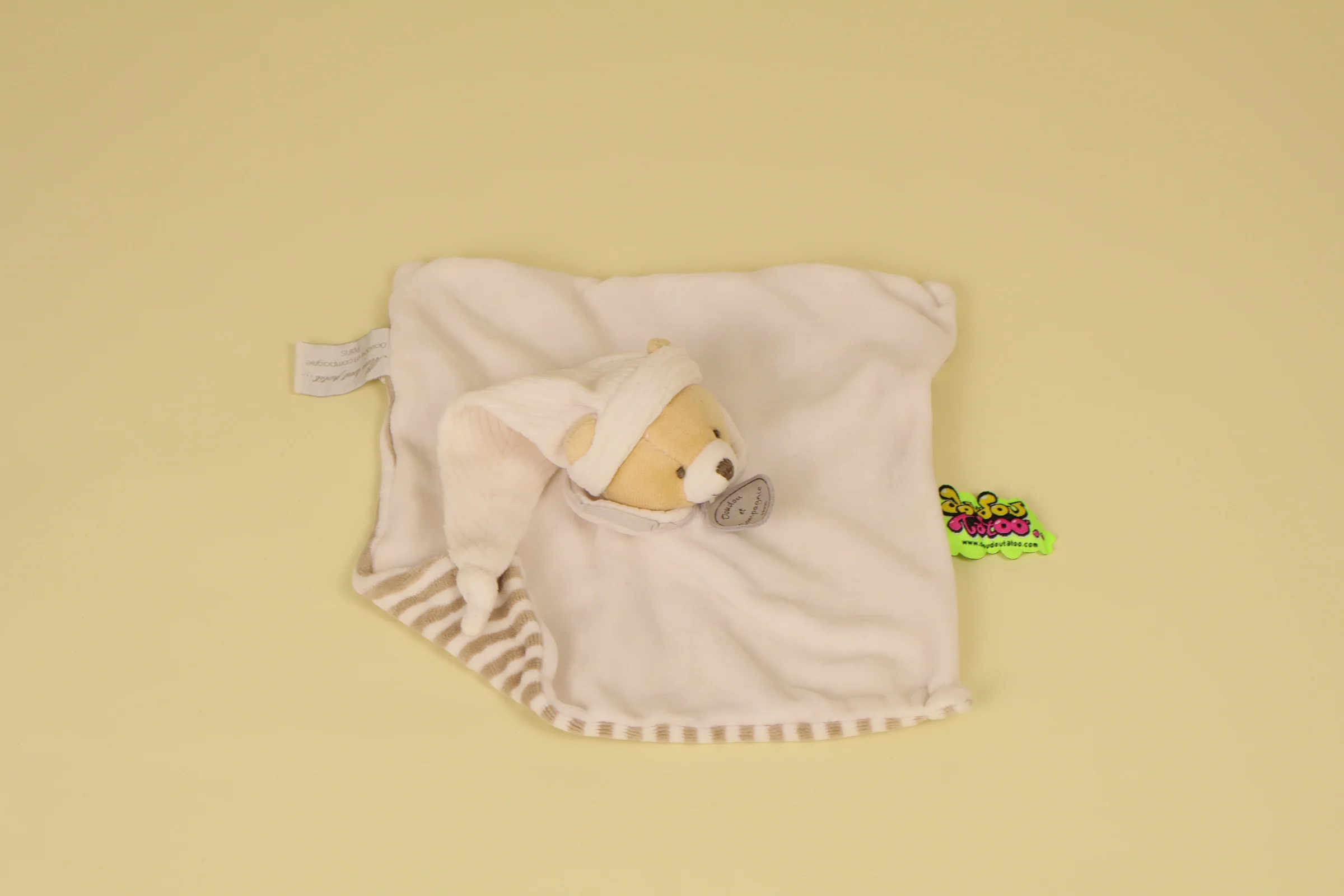 Doudou Ours plat blanc et rayé marron au verso avec étiquette Tatoo marque Doudou et Compagnie
