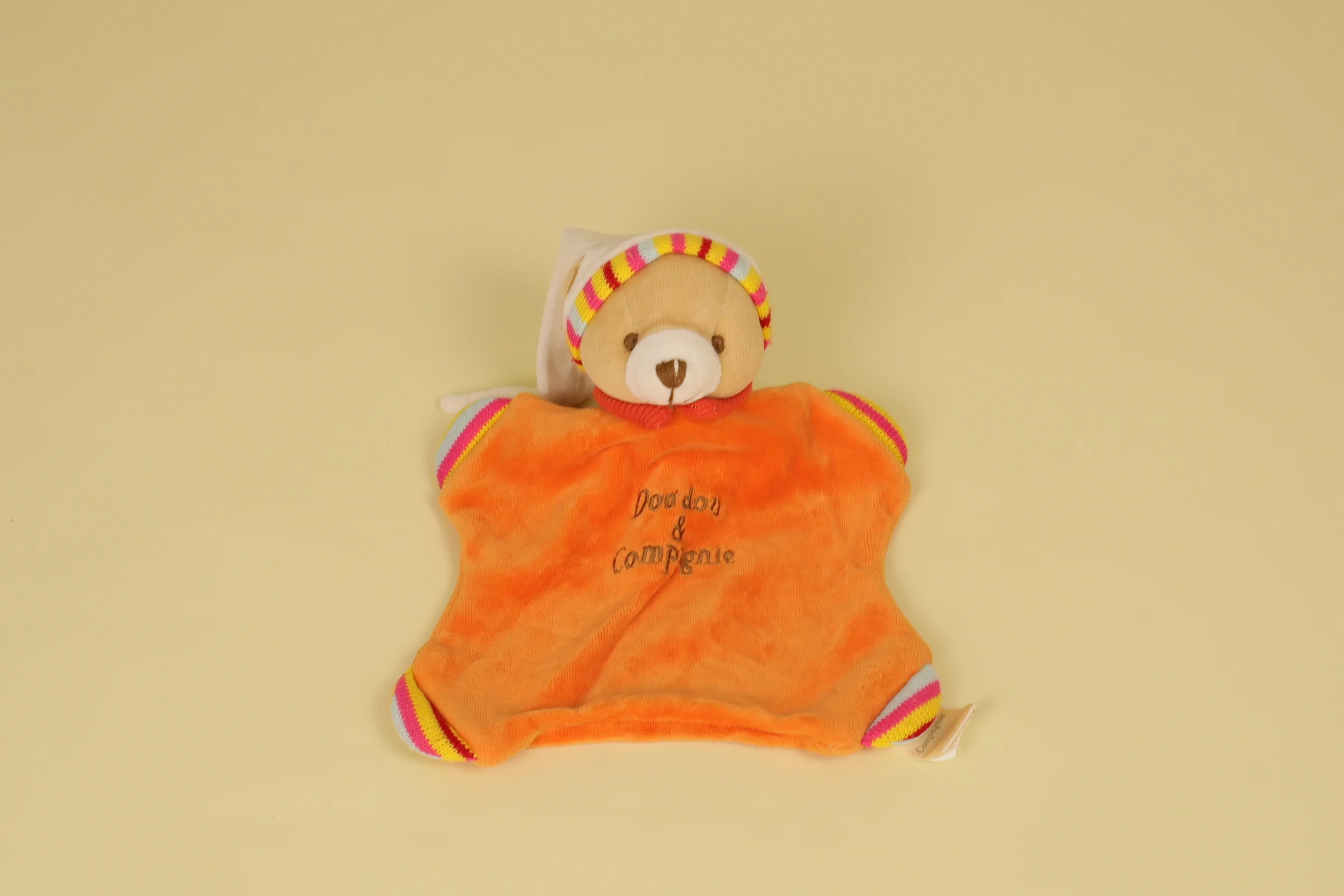 Doudou ours plat orange avec son bonnet blanc collection Ours Cannelle 2005 marque Doudou et Compagnie