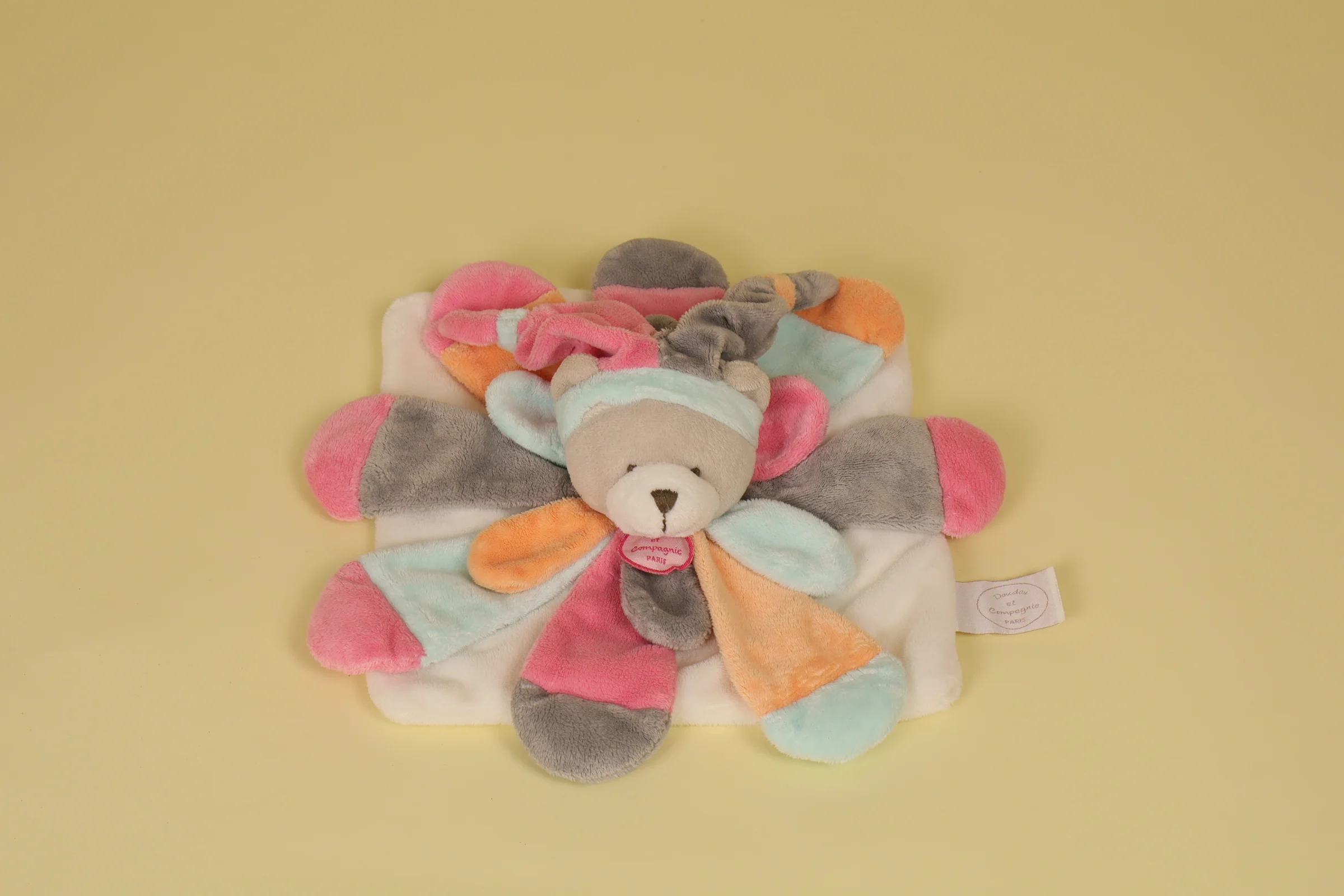 Doudou ours plat avec pétales pêche et fraise collection Collector 2013 marque Doudou et Compagnie