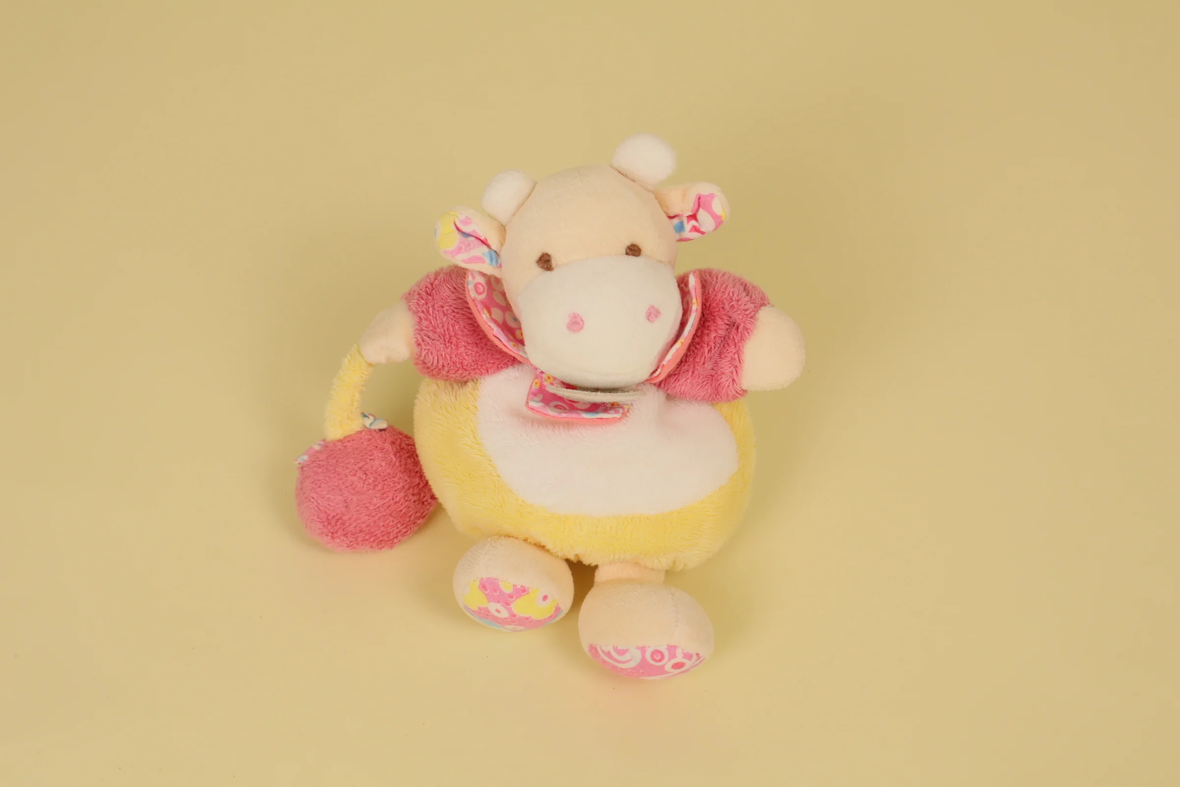 Doudou Vache Pistache boule rose jaune et blanc tenant une pomme rose avec grelot 17 cm collection Z'amigolos 2007 marque Doudou et Compagnie