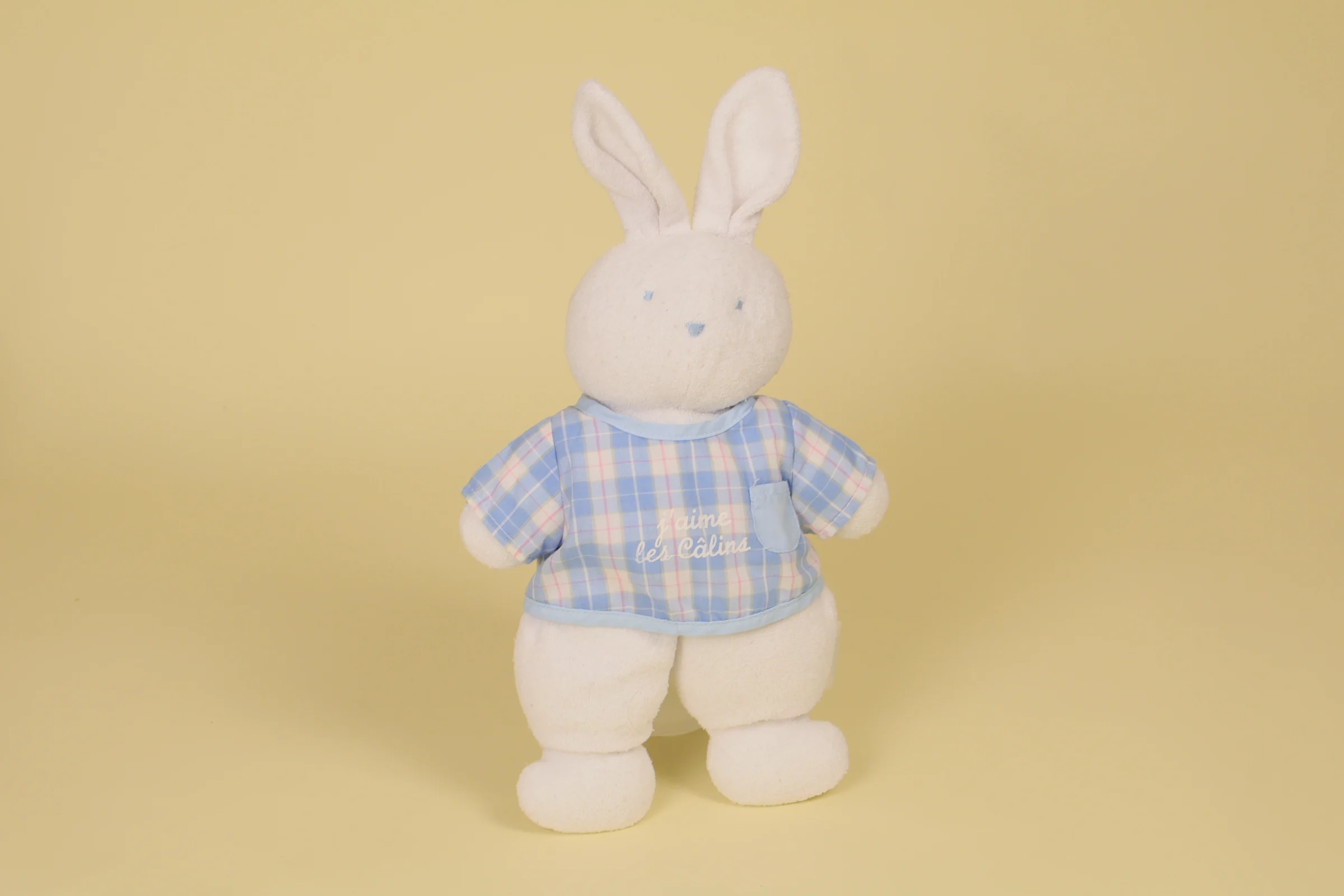 Doudou Lapin Blanc Jaime Les Calins Floqué sur son T-shirt à Carreaux Bleu 27 cm Marque Klorane